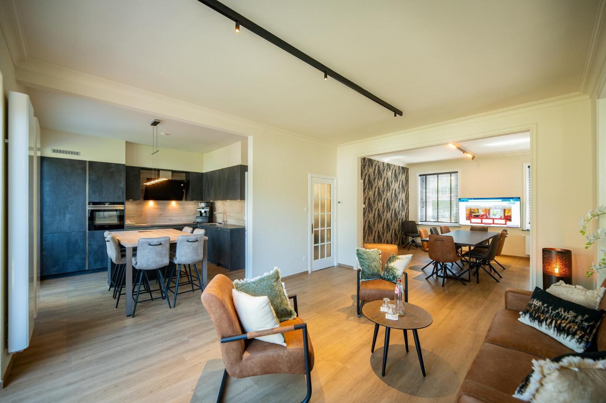 Suite Annex Building