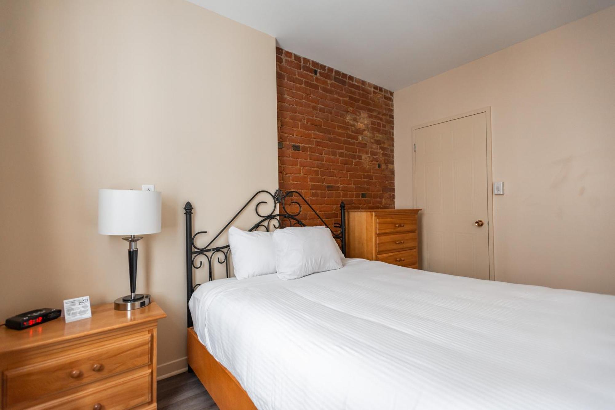 One-Bedroom Suite Murphy bed