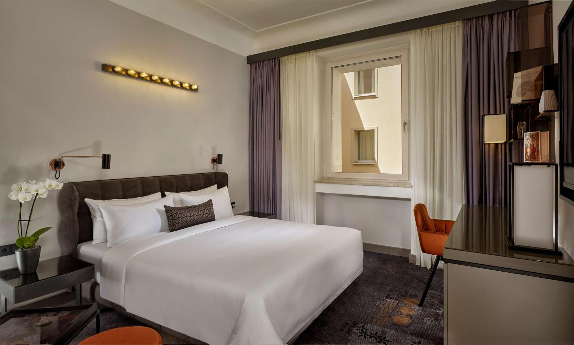 Superior Queen Room Atrium View