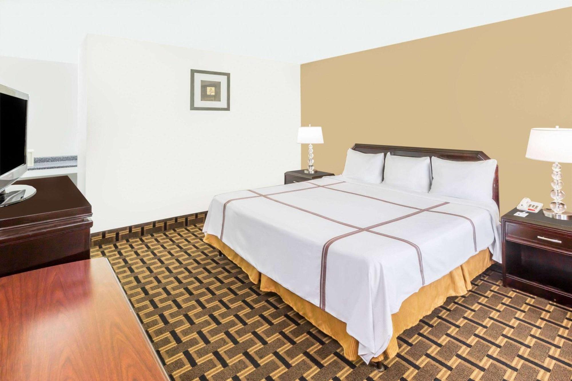 Deluxe King Room - Non-Smoking