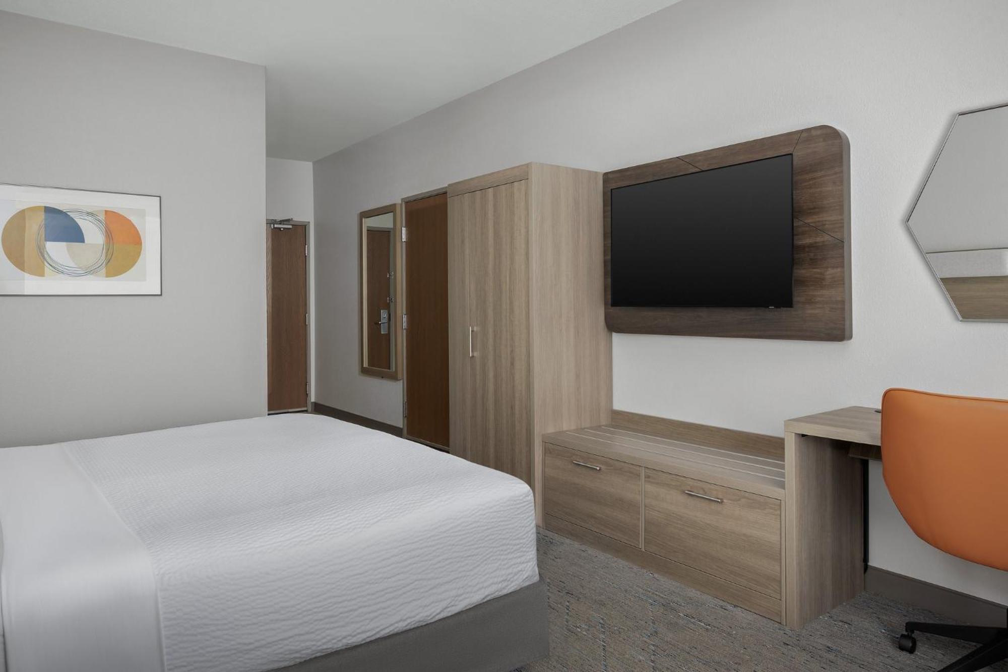 Standard King Room Mobility Accessible Tub