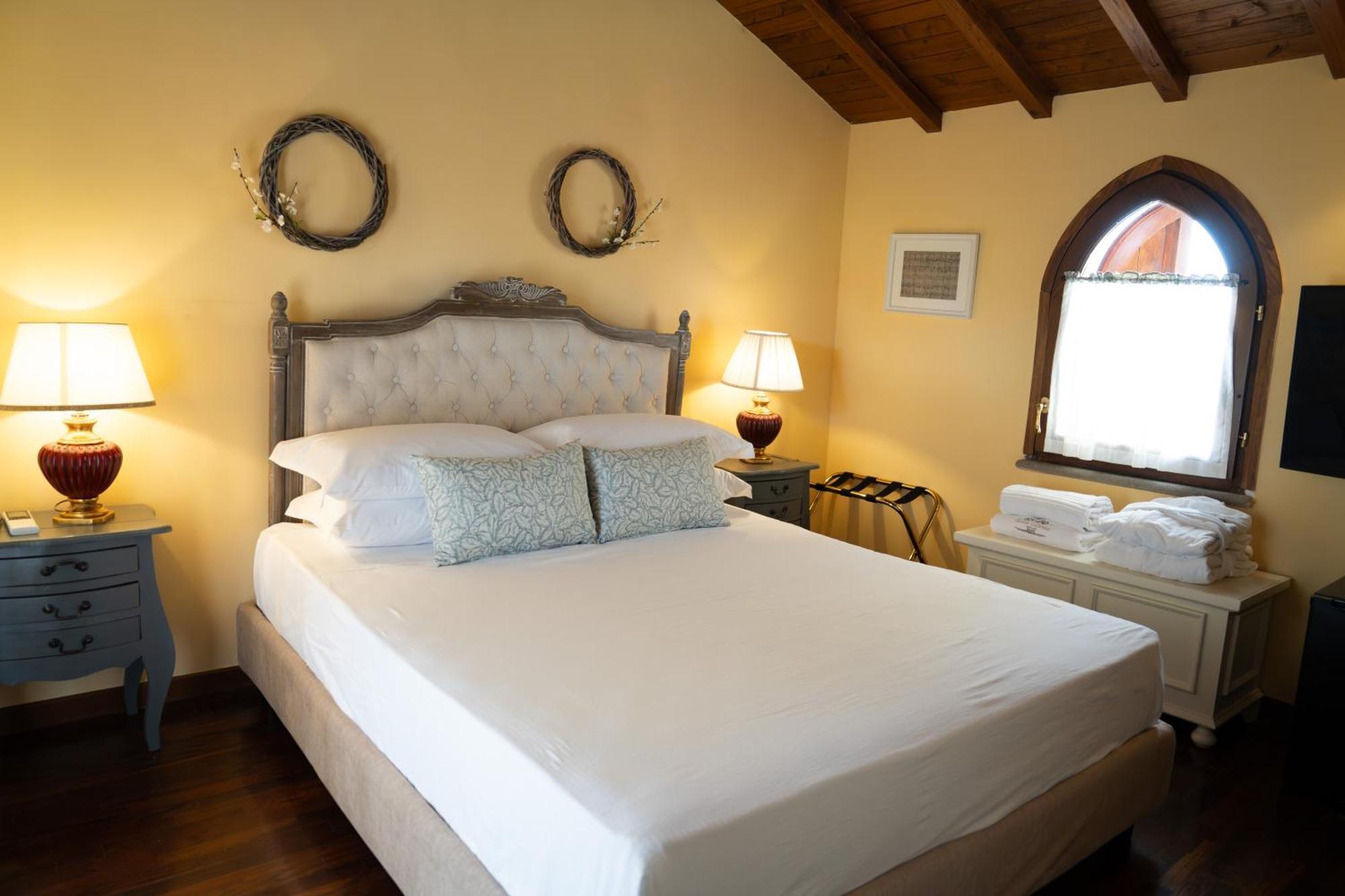 Deluxe Queen Suite