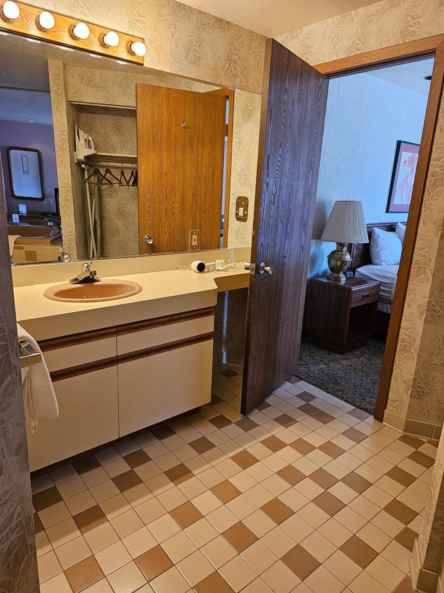 1 King Bed Deluxe Room Jetted Tub Non-Smoking