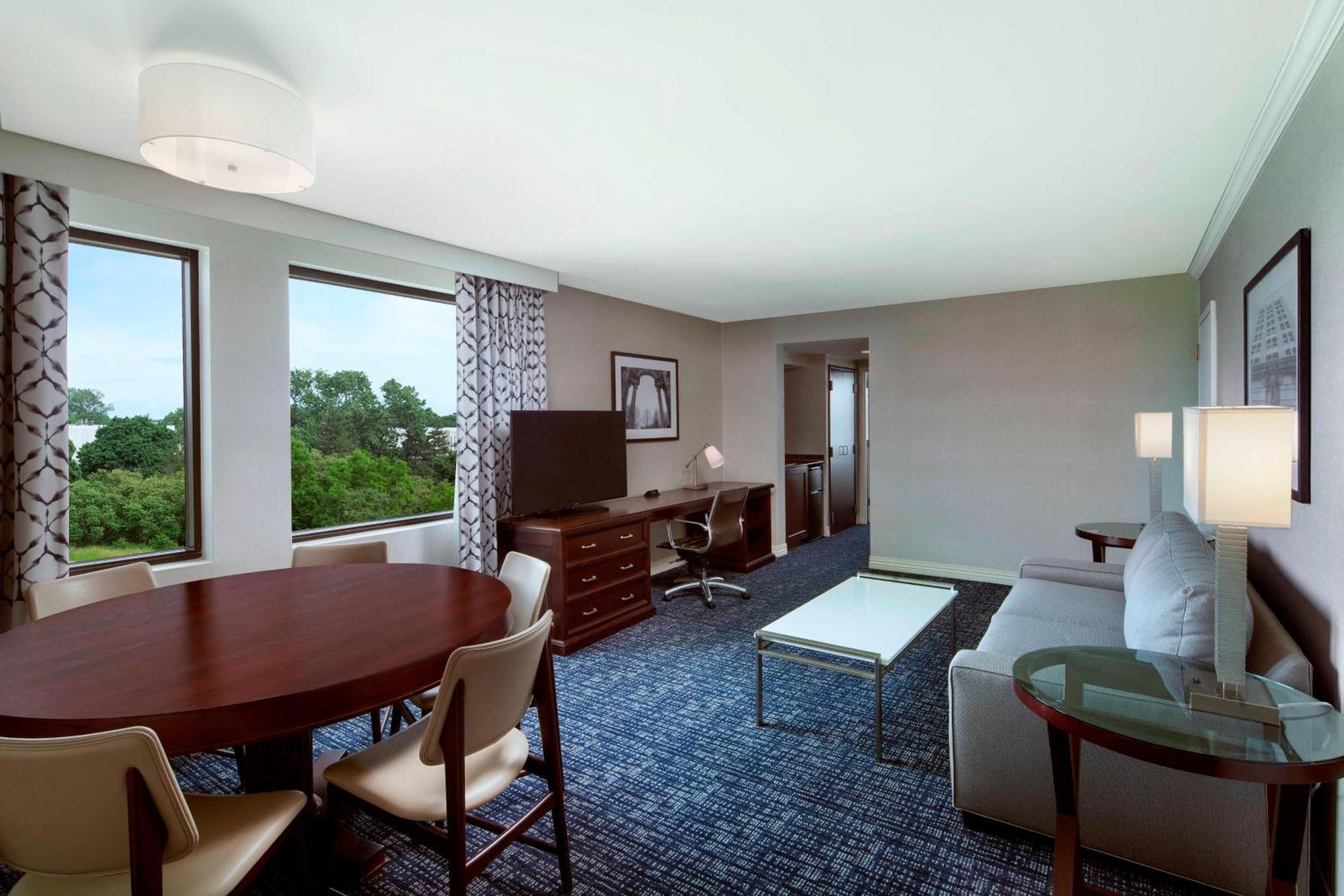 Deluxe King Suite