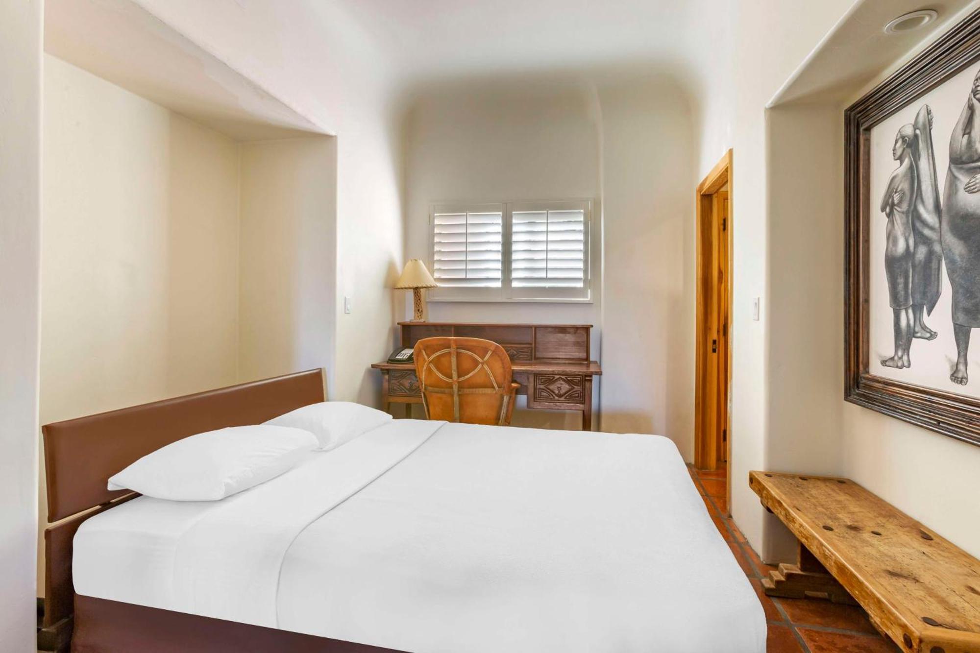 2 BEDROOM 2 KING SUITE MURPHY BED