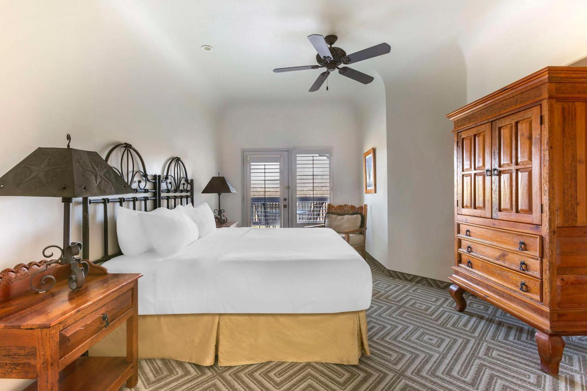 2 BEDROOM 2 KING MOUNTAIN VW STE STAIR ACCESS