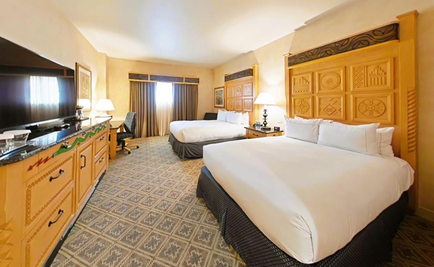 Queen Room Two Queen Beds Bath Tub Mobility Accessible