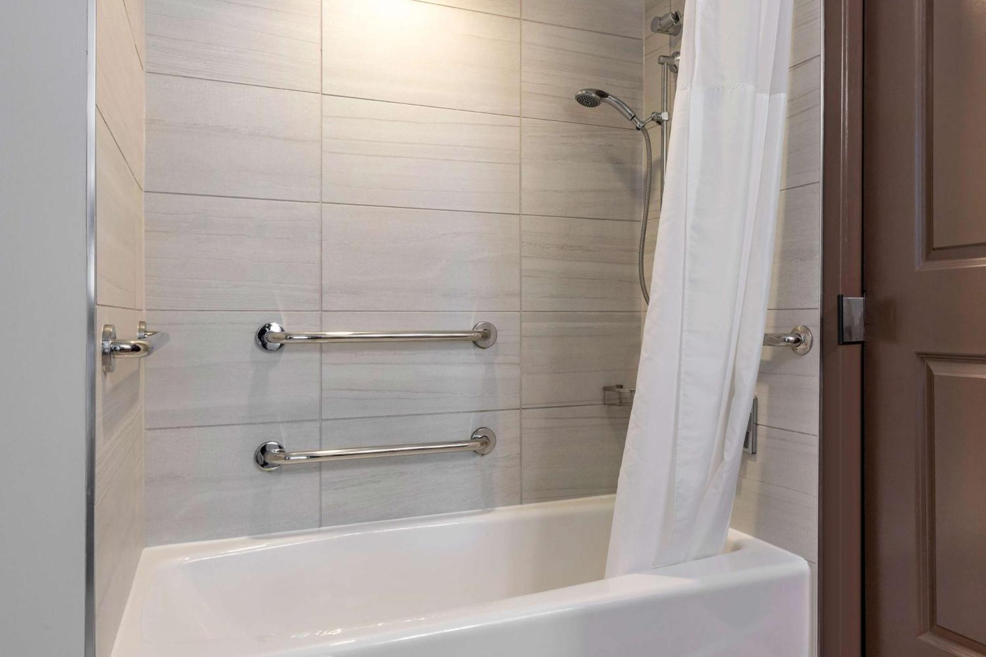One-Bedroom King Suite Ocean View Hearing Accessible