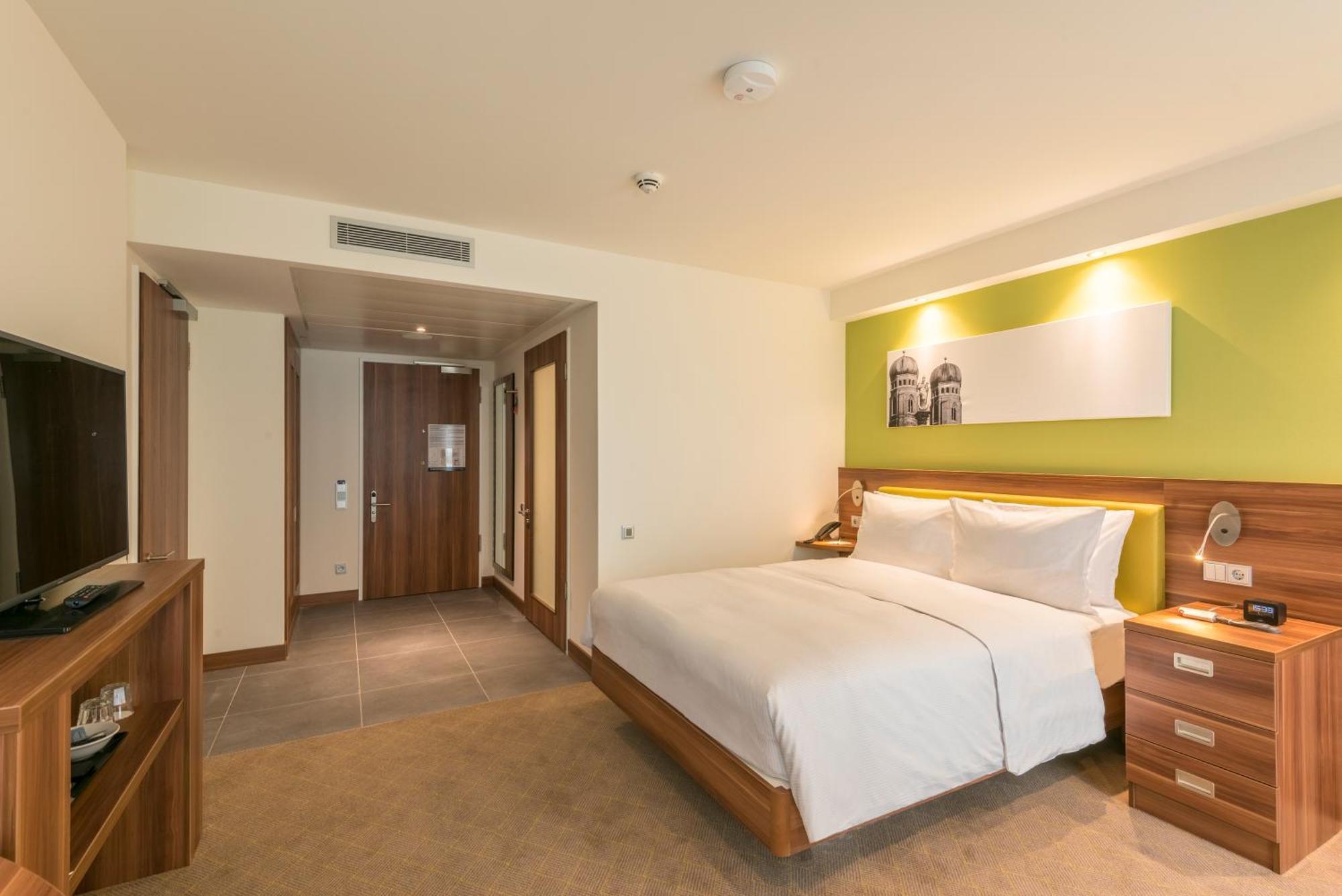 Queen Room Accessible