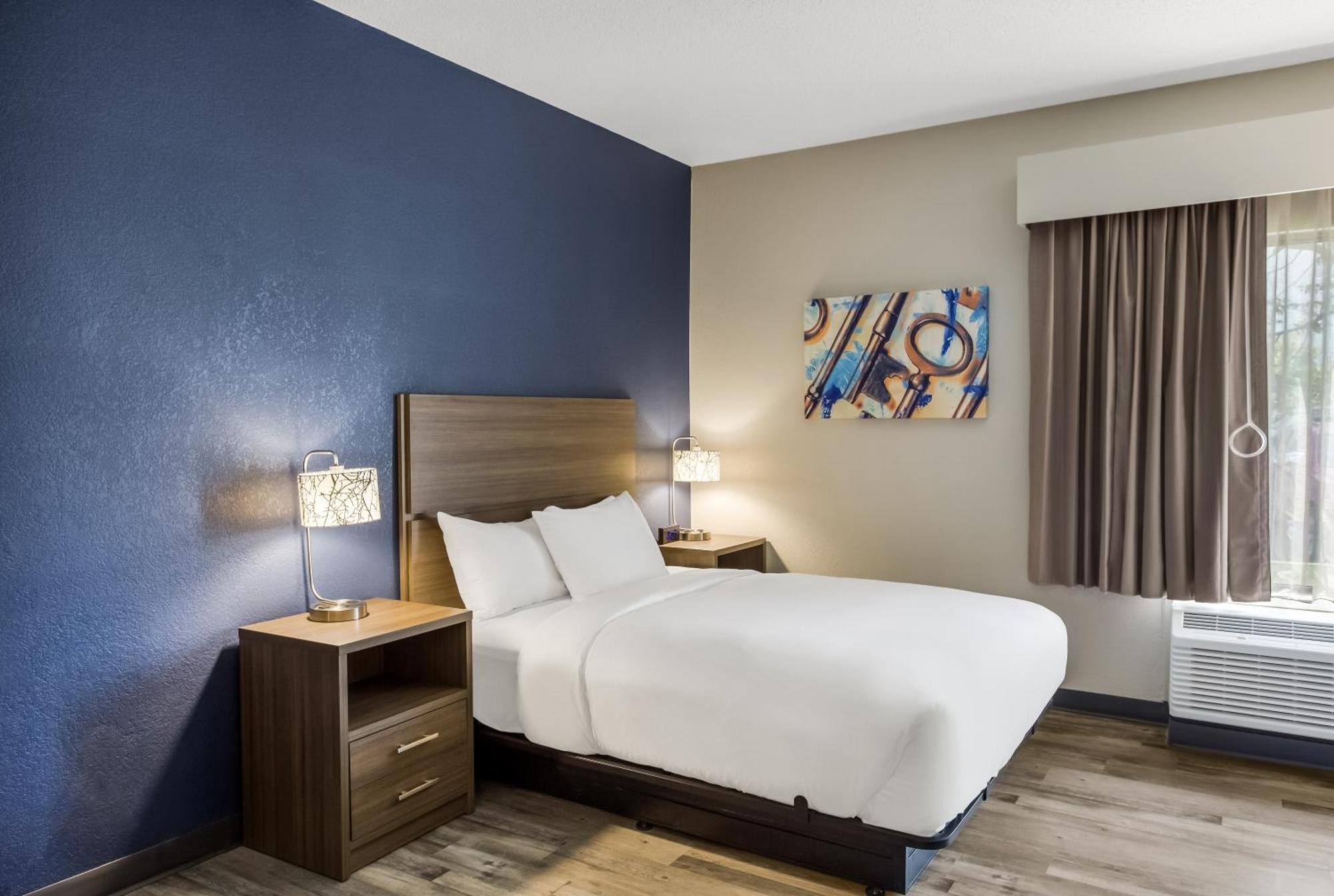 Efficiency Queen Suite Disability Access or Non Smoking
