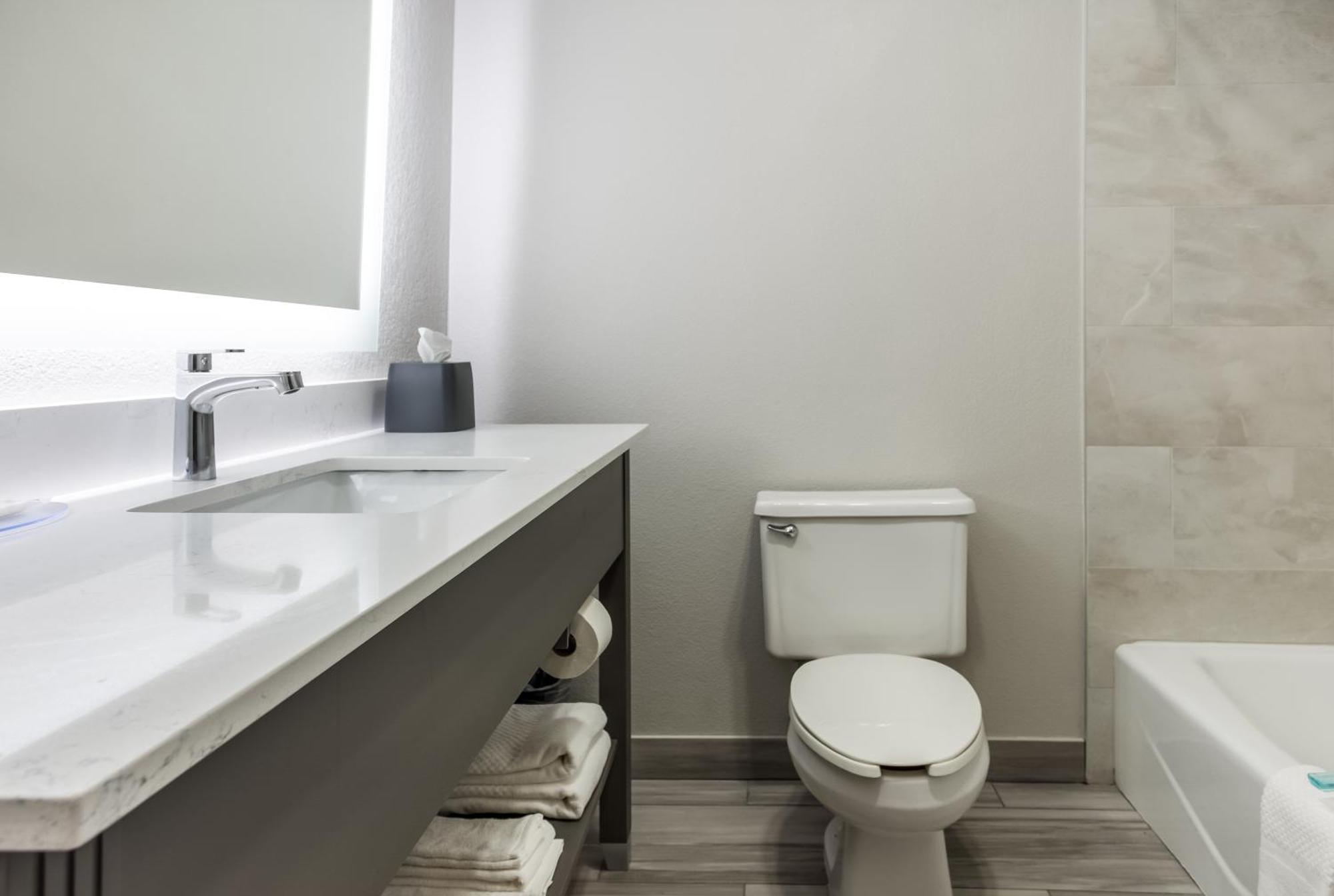 Efficiency Queen Suite with Dishwasher - Non Smoking