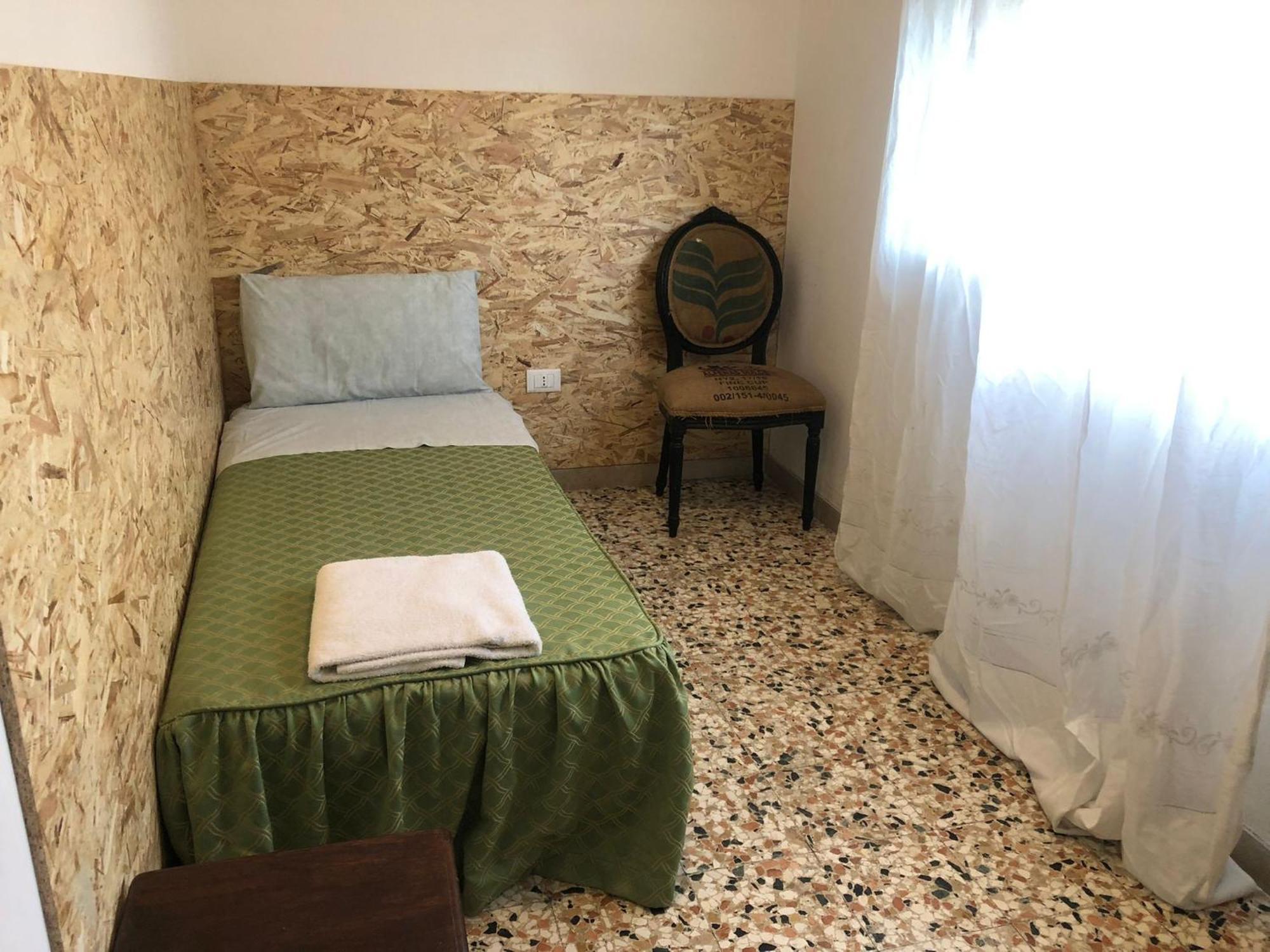 Camera Singola Standard con Bagno in Comune