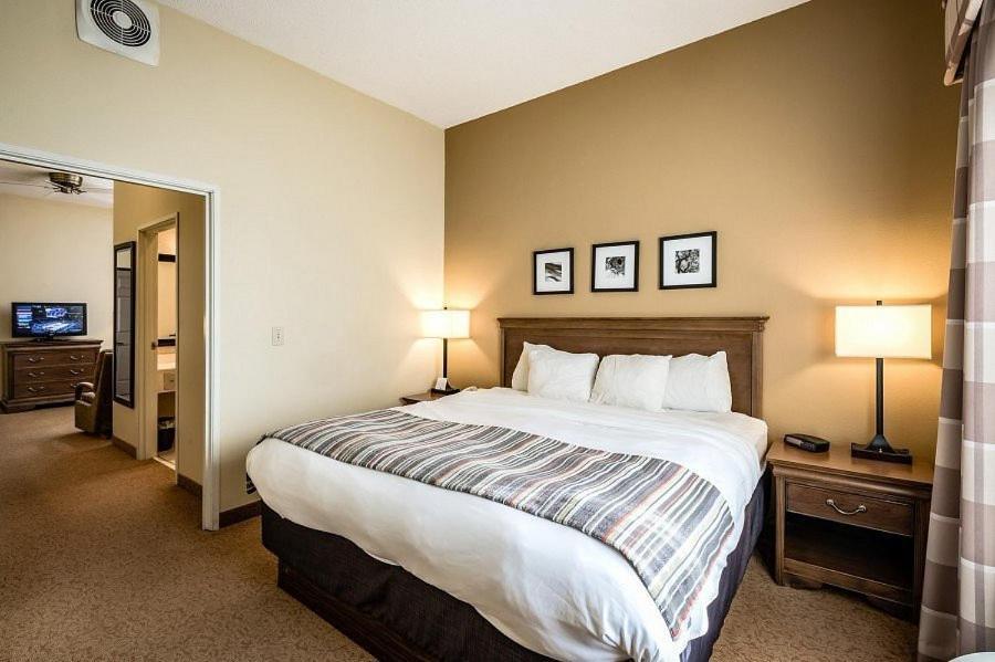 King Suite with Whirlpool - Non-Smoking