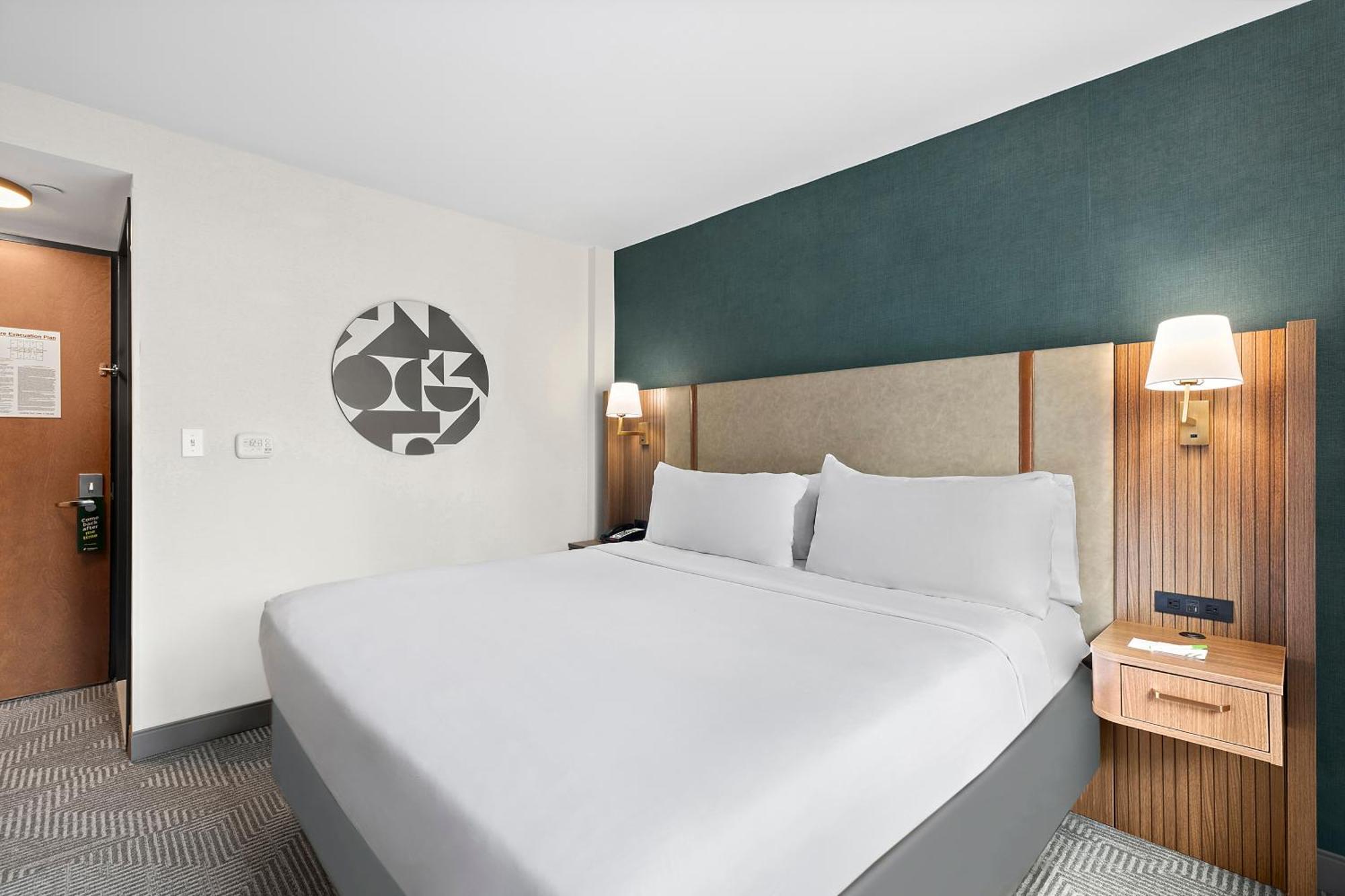 Habitación Estándar con cama grande y ducha a ras de suelo accesible para comunicaciones