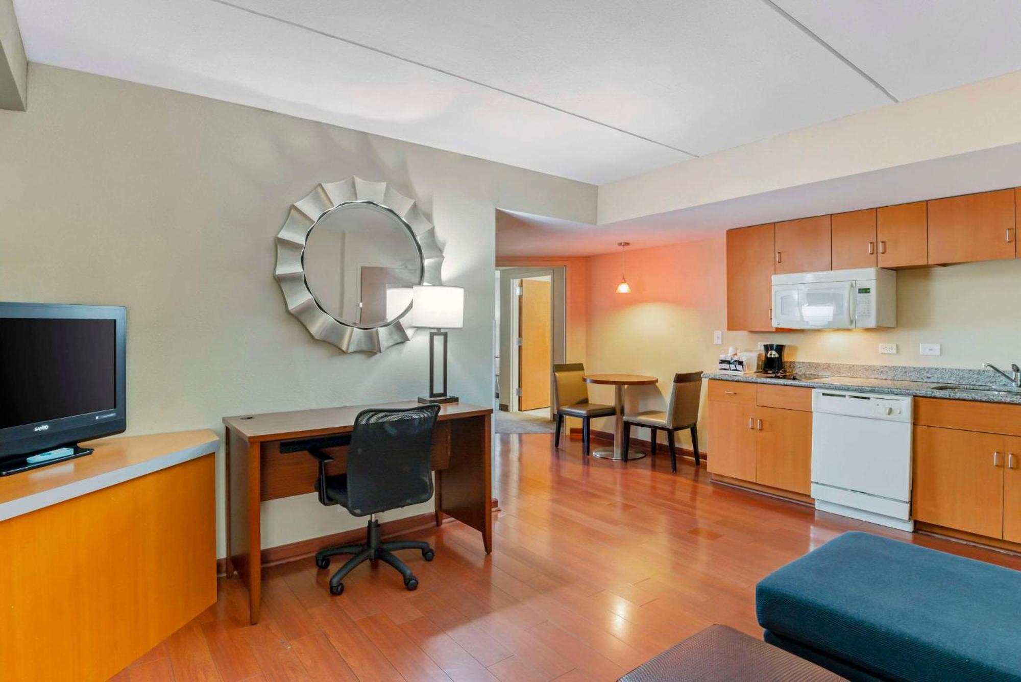 Efficiency Suite with One King Bed and Two Queen Beds - Non-Smoking