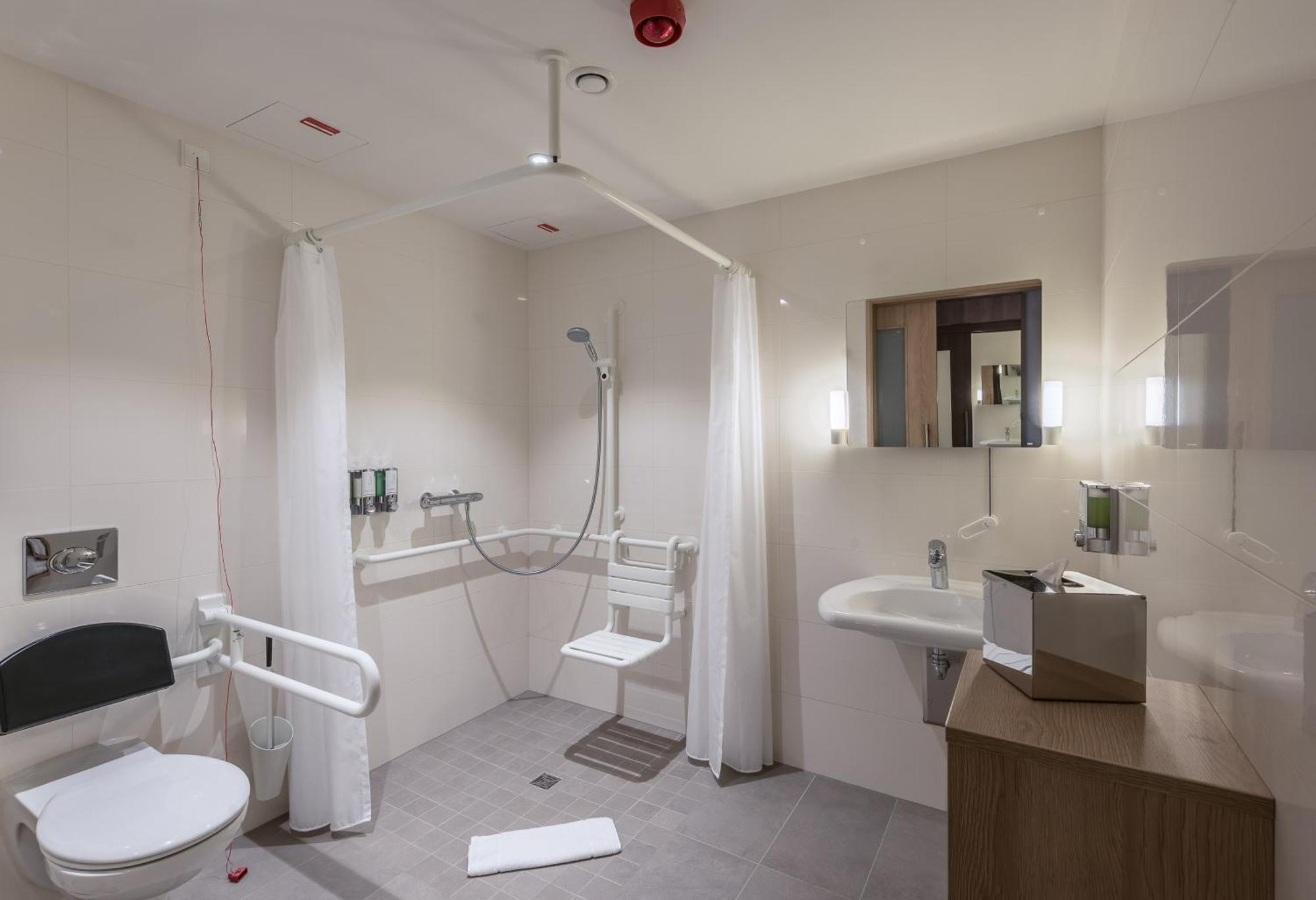 Queen Room Accessible