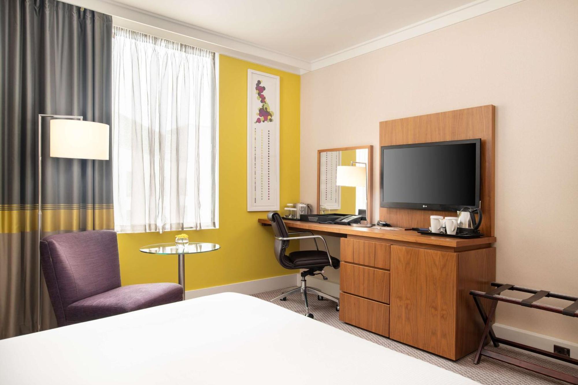 Queen Room Accessible