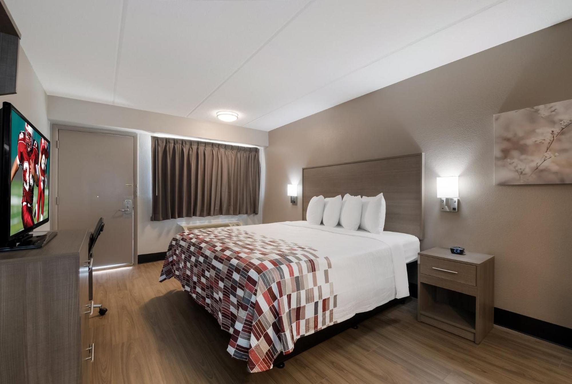 Deluxe Room with One Full Bed Disability Access Roll-In Shower Non-Smoking