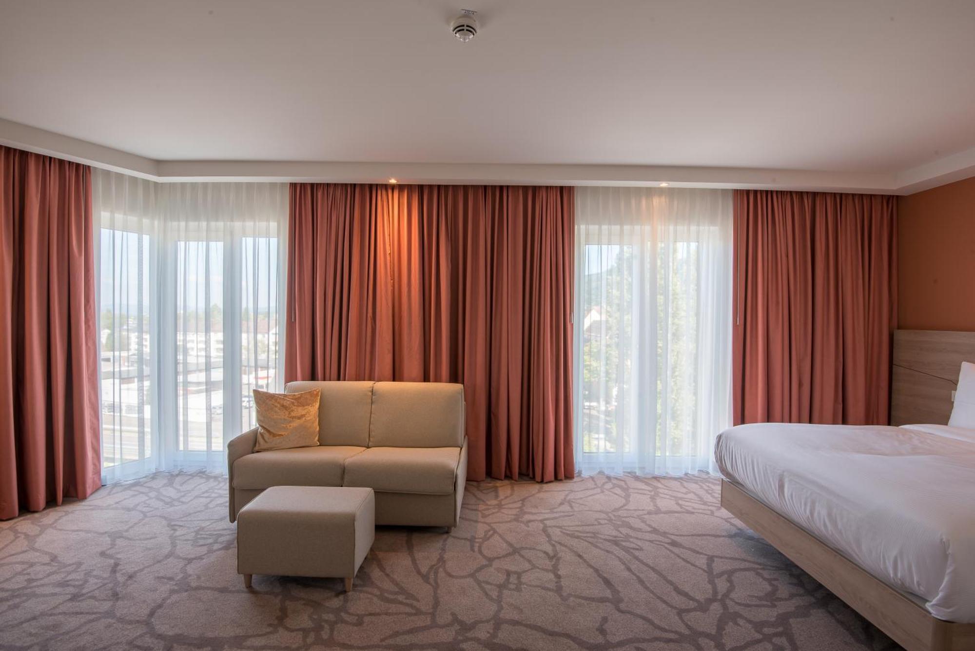 Corner Queen Room