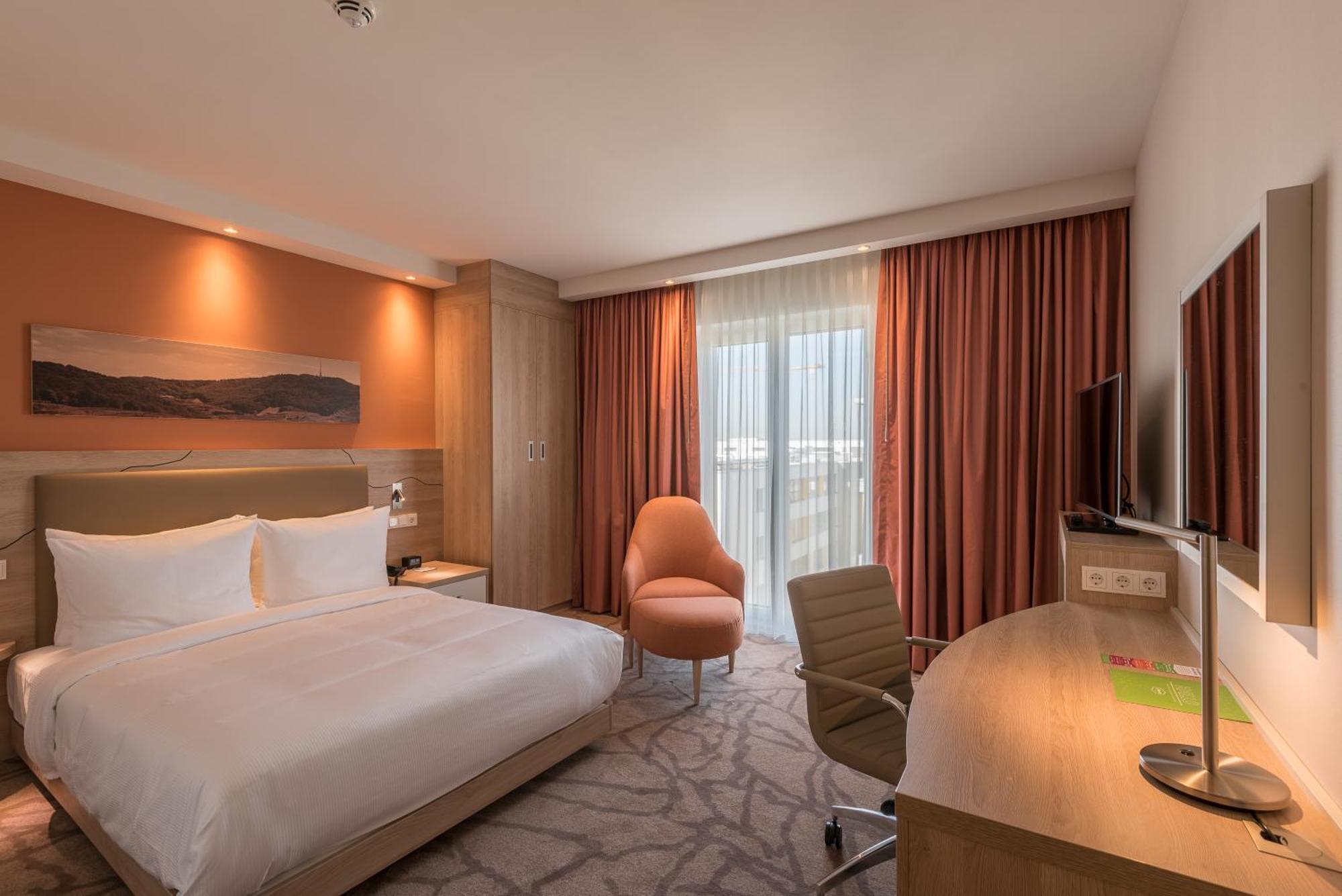 Queen Room Accessible