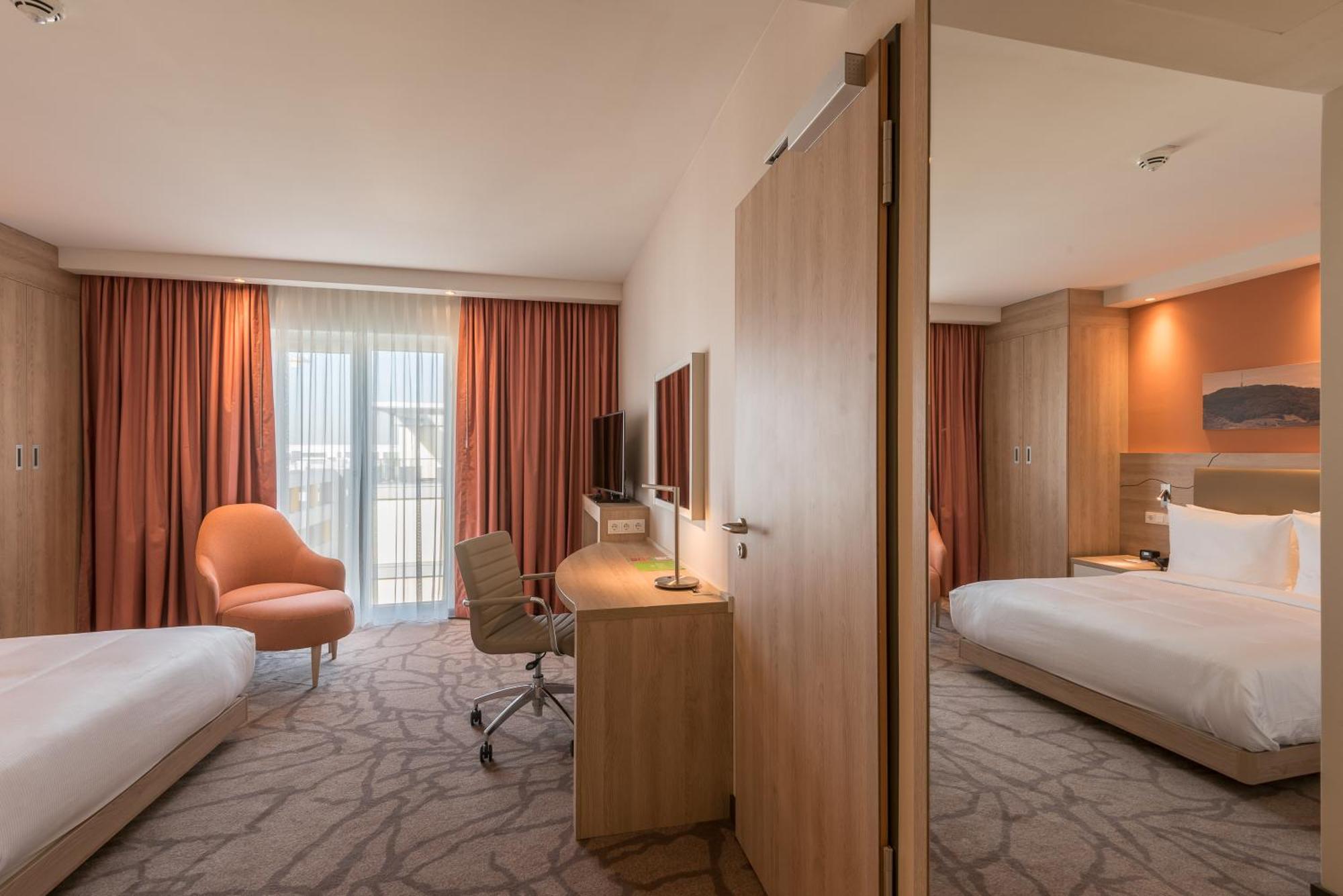Queen Room Accessible
