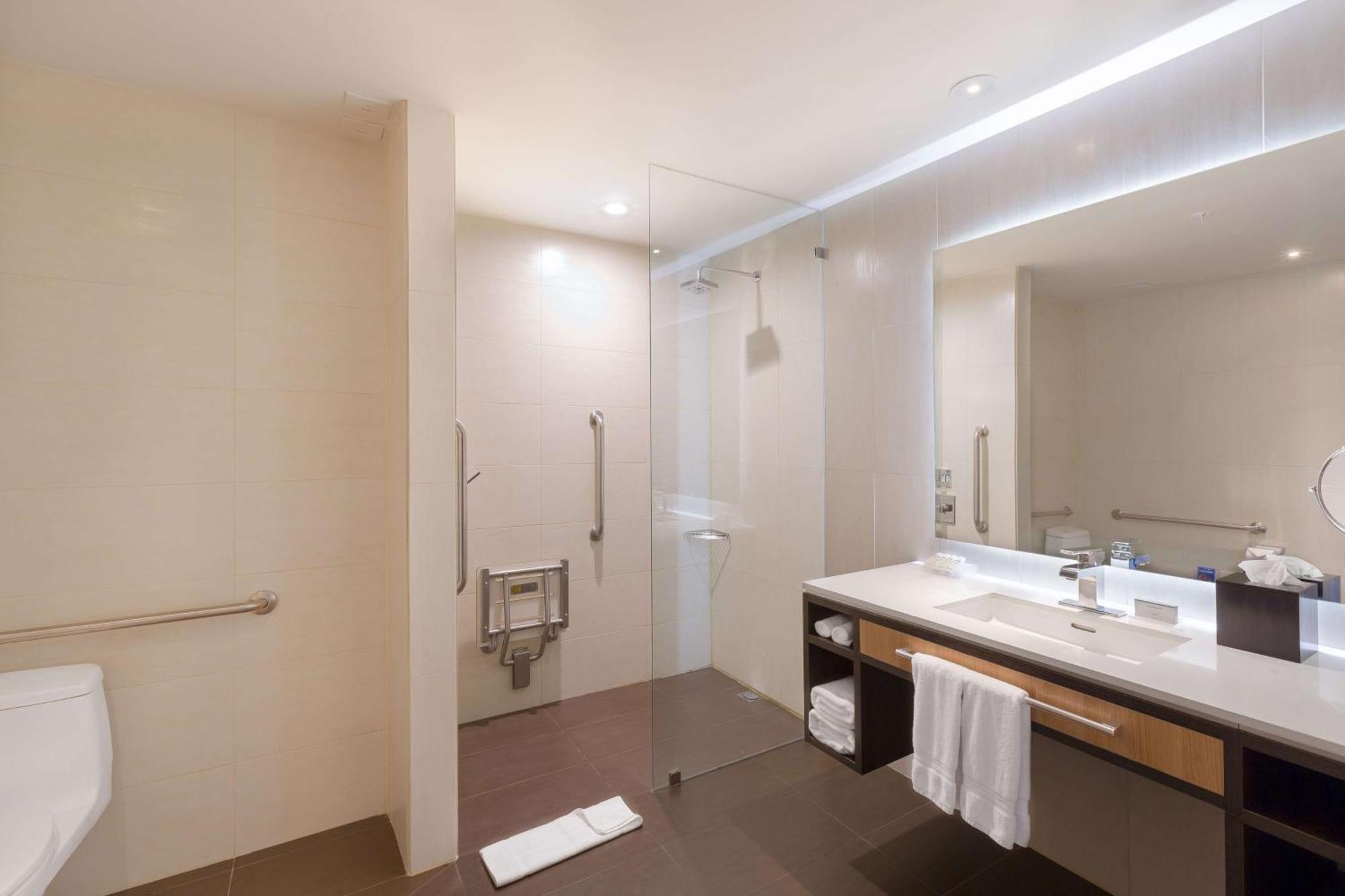 King Room with Roll-In Shower - Mobility Access