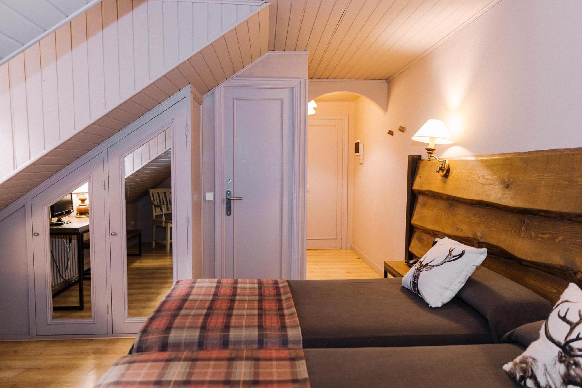 Small double room sloping ceilings,1549625107:JPEG