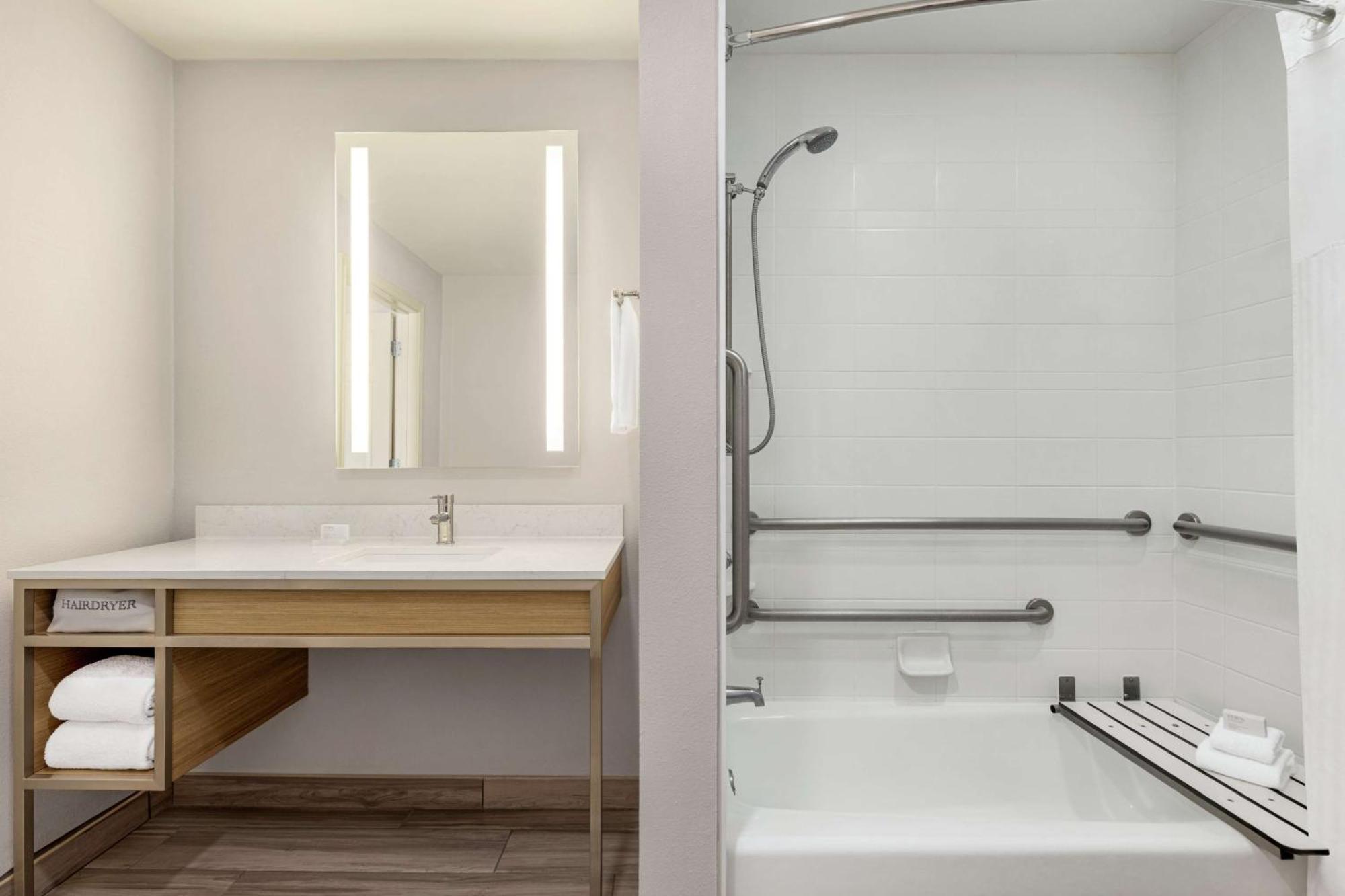 Queen Room Two Queen Beds Accessible Tub Mobility Access