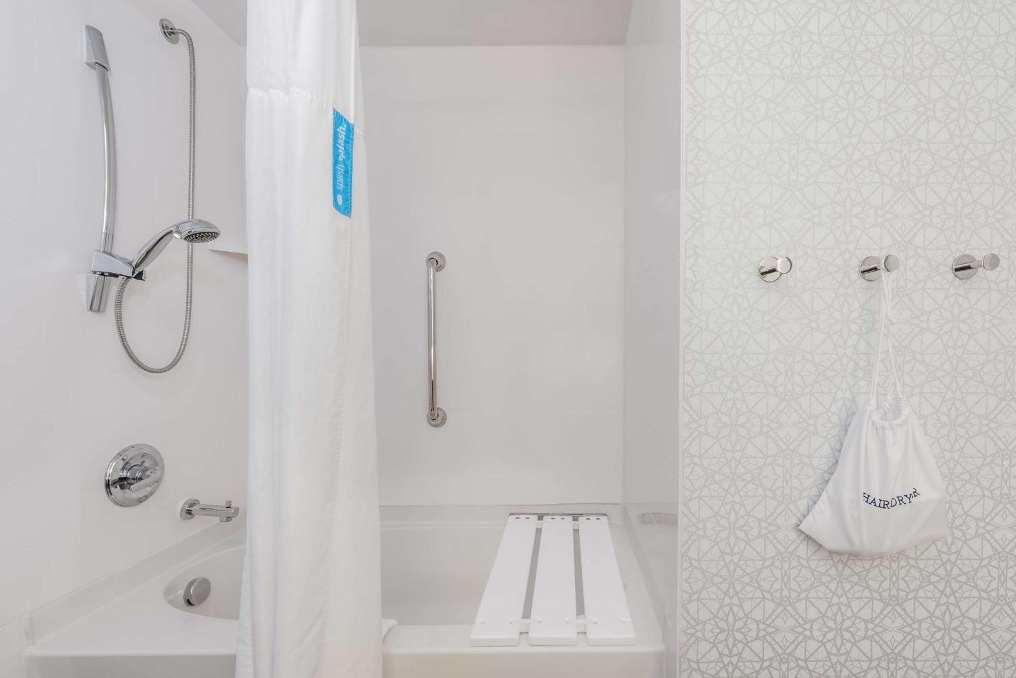 Queen Room Two Queen Beds Mobility Access or Non-Smoking