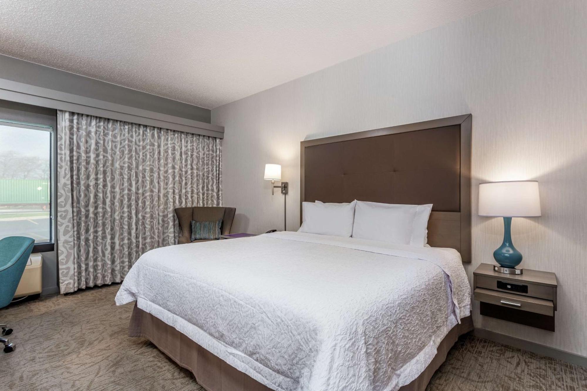 King Room with King Bed - Non-Smoking