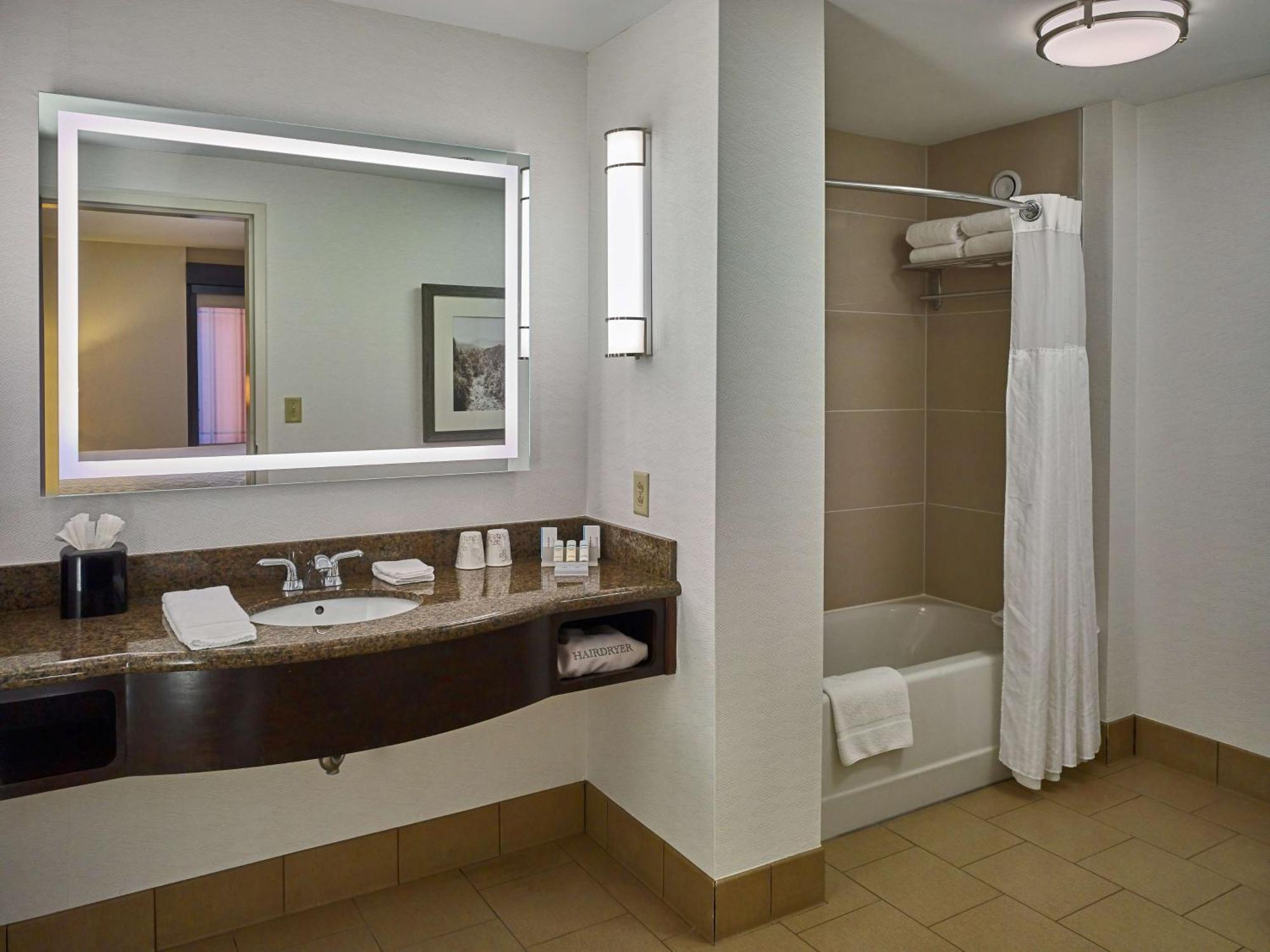 One-Bedroom King Suite with Whirpool