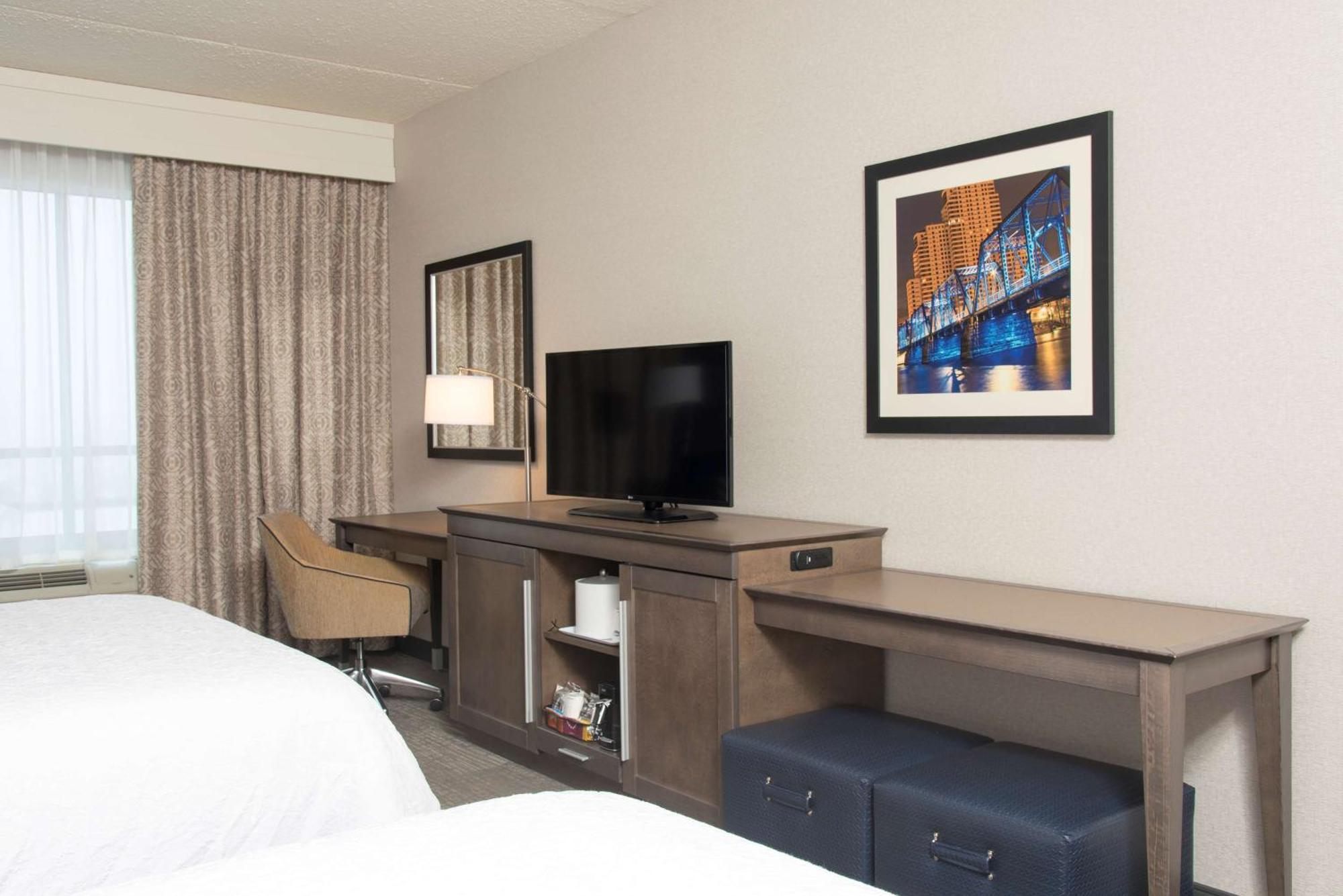 Queen Room Two Queen Beds Hearing Access or Non-Smoking