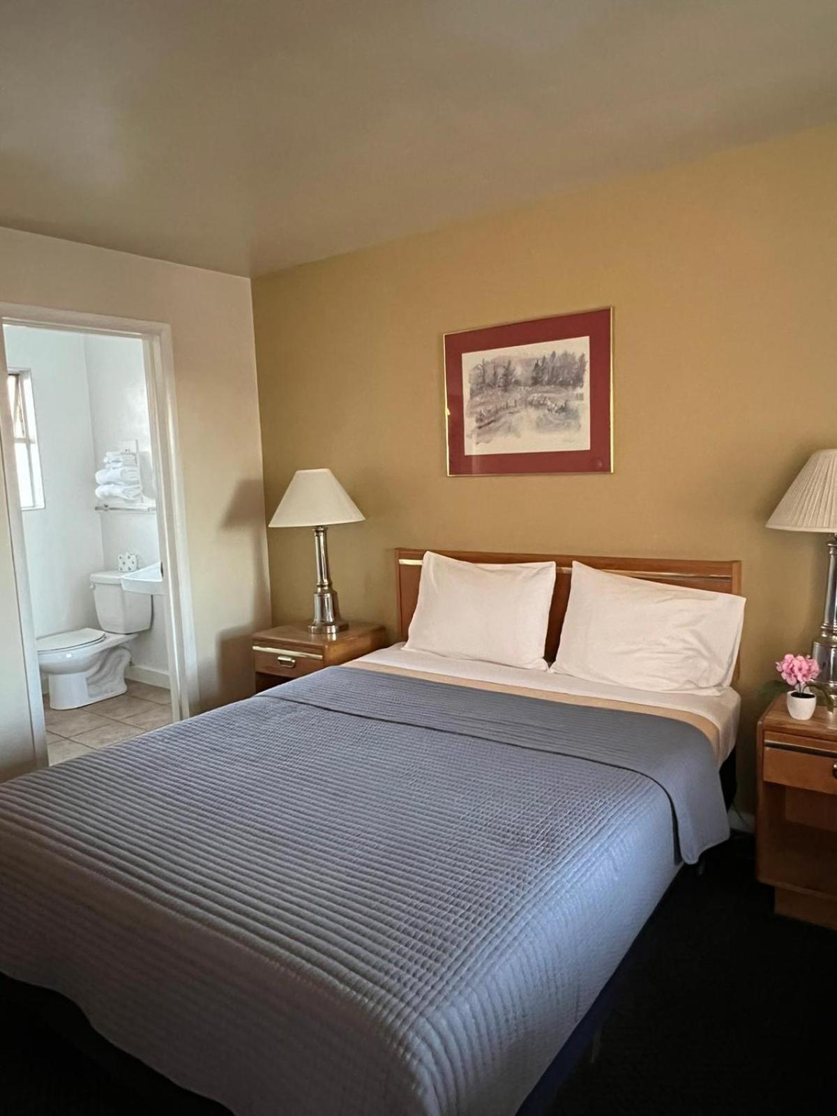 Standard Queen Room