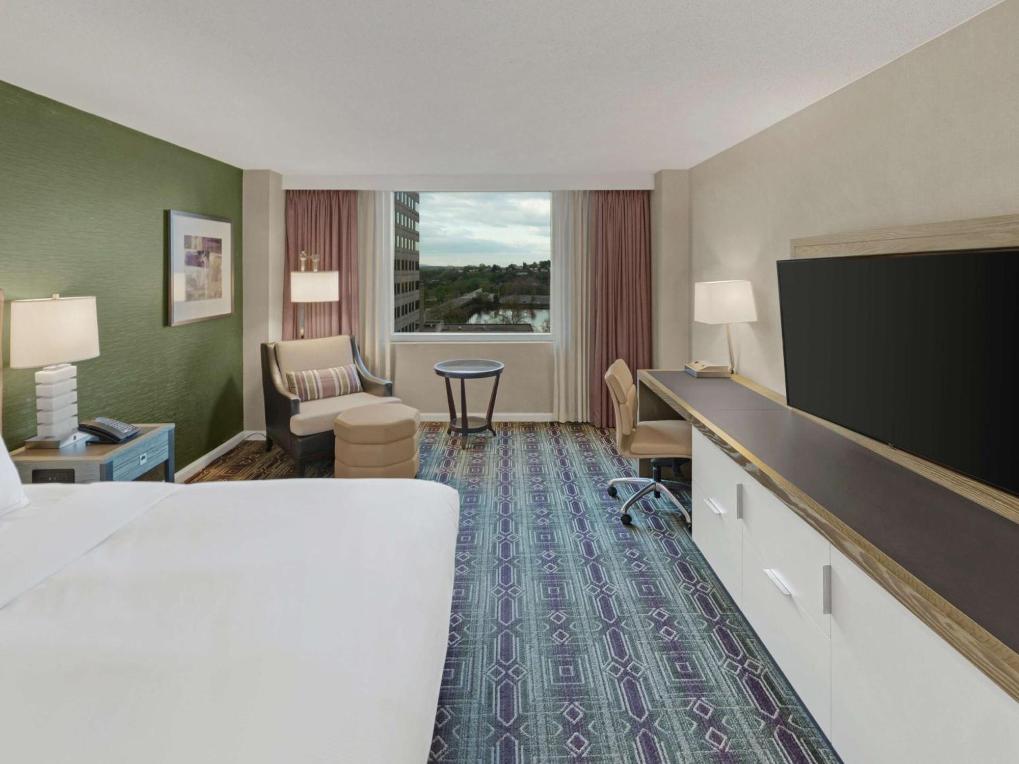 King Bed City View