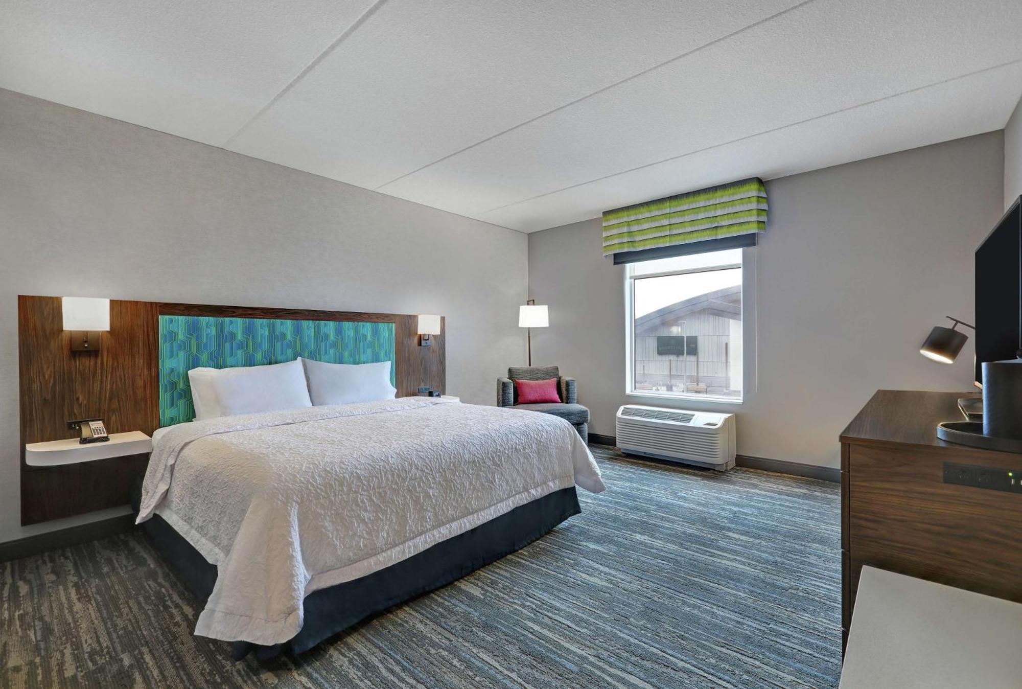 King Room Accessible Tub Mobility Hearing Access or Non-Smoking