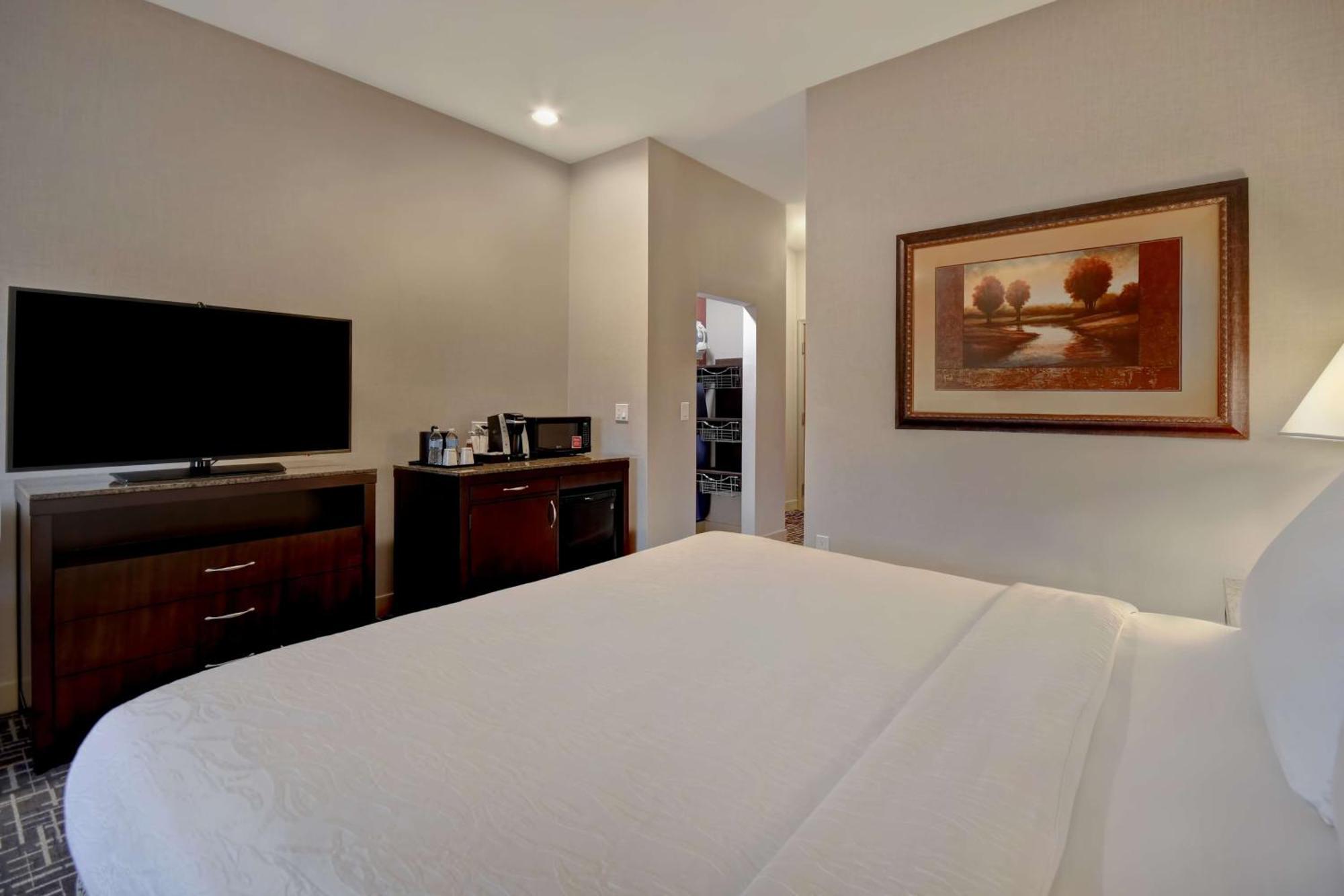 Deluxe King Room Roll Shower Disability Access