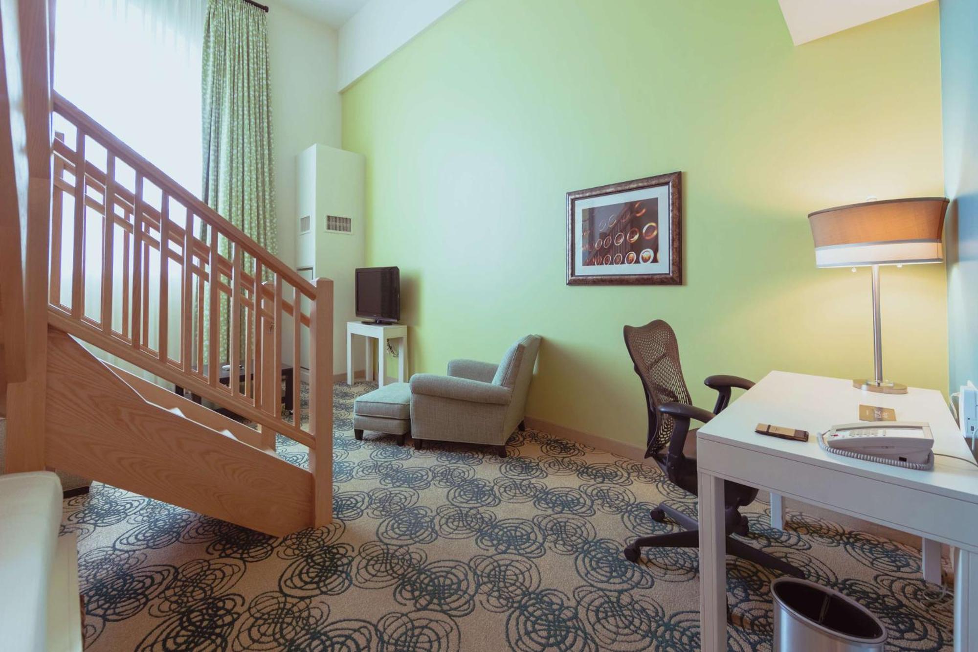 One-Bedroom Treehouse Loft King Suite
