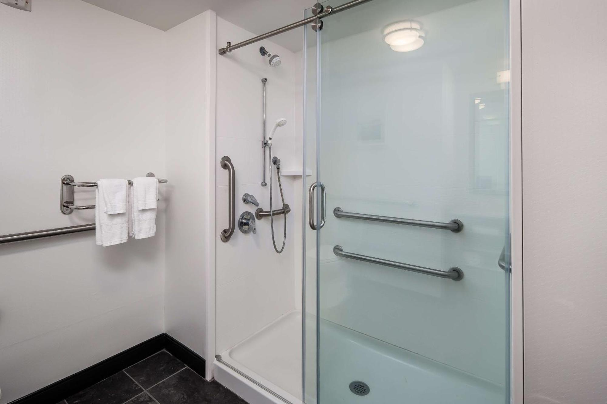 King Room Mobility Hearing Access or Non-Smoking
