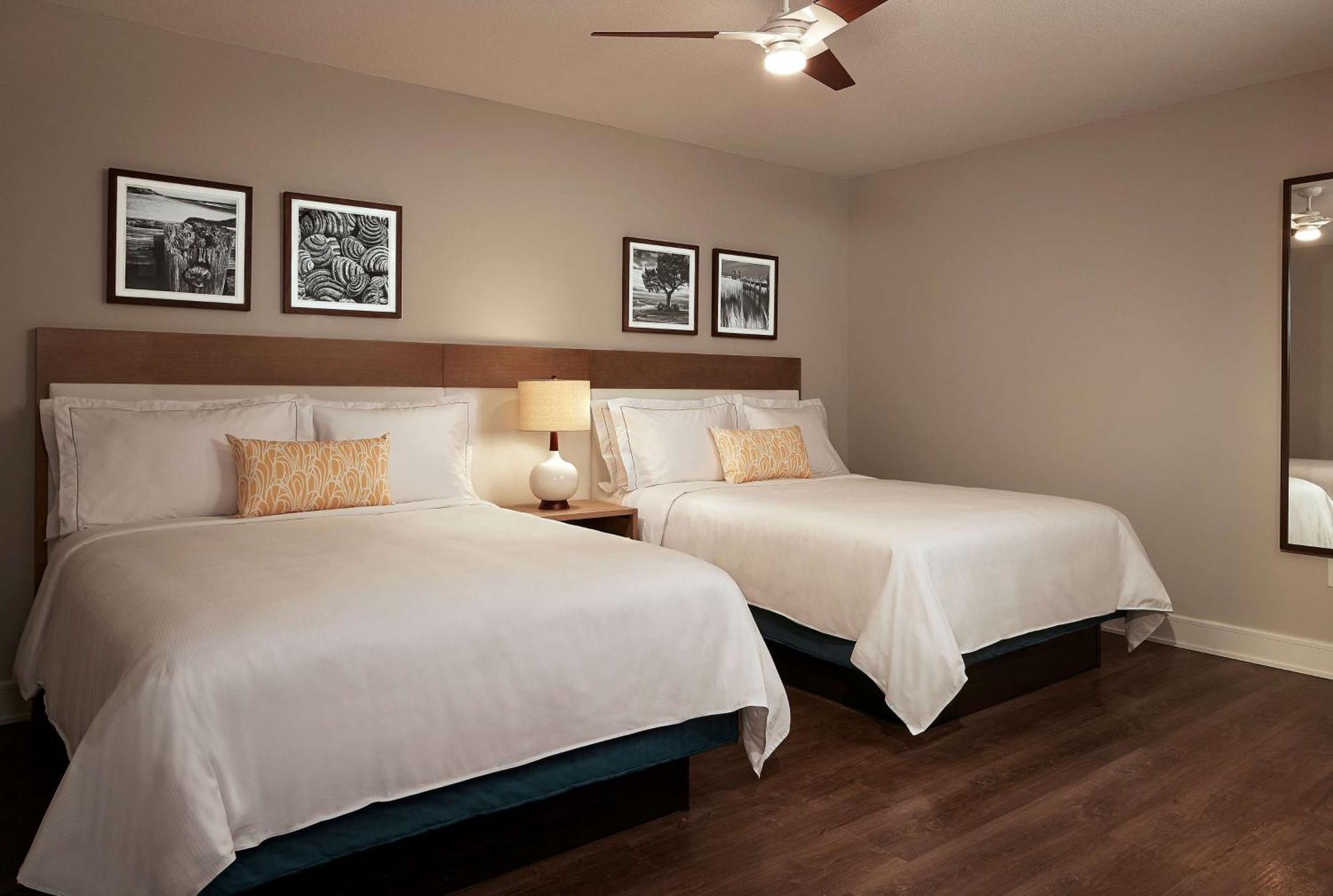 Two-Bedroom Suite One King Bed Two Queen Beds