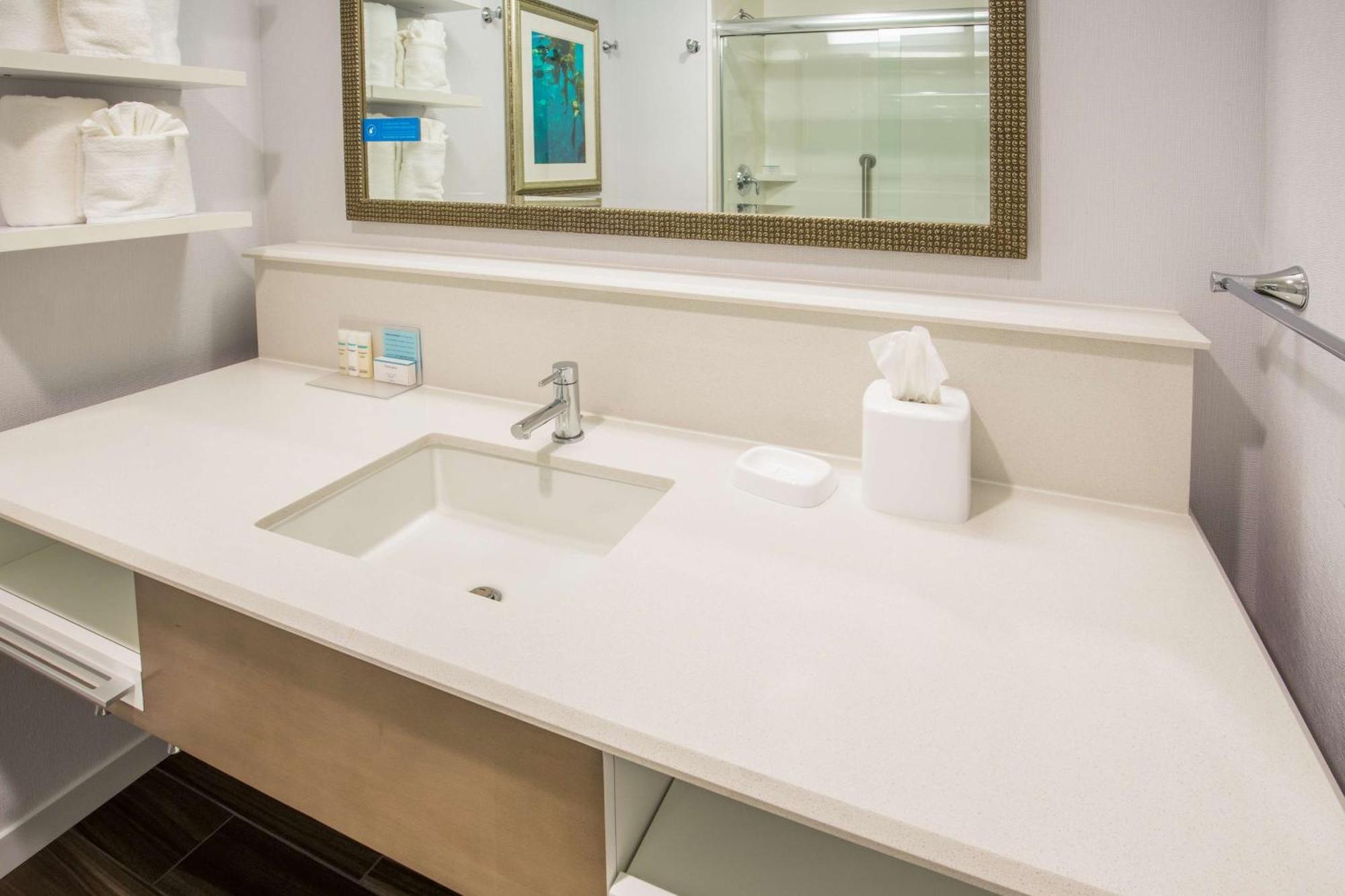 Queen Room Two Queen Beds Hearing Access or Non-Smoking