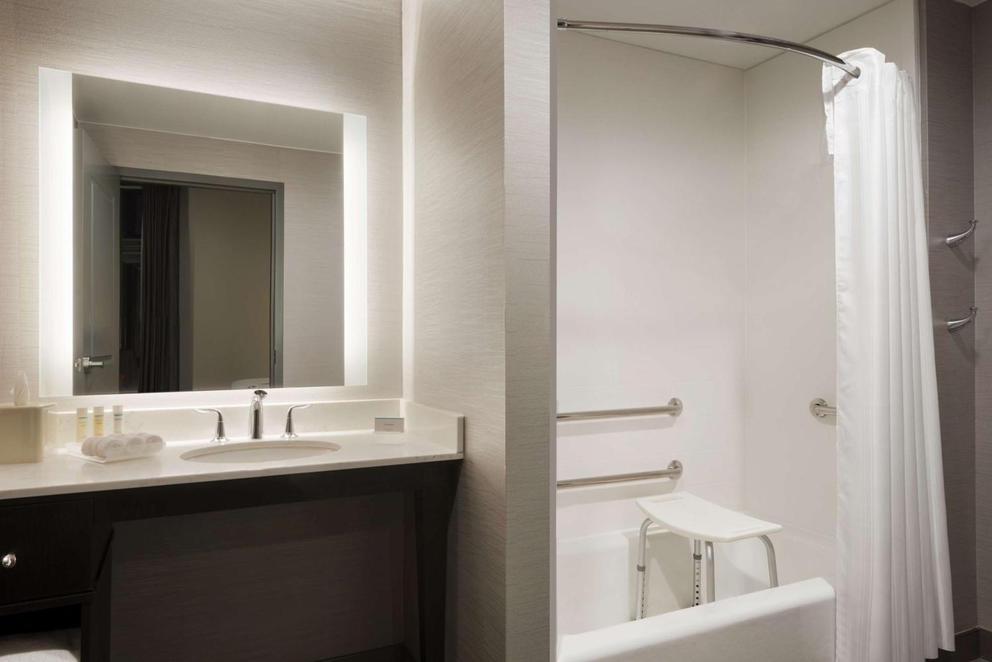 King Studio Suite Mobility Access or Non-Smoking