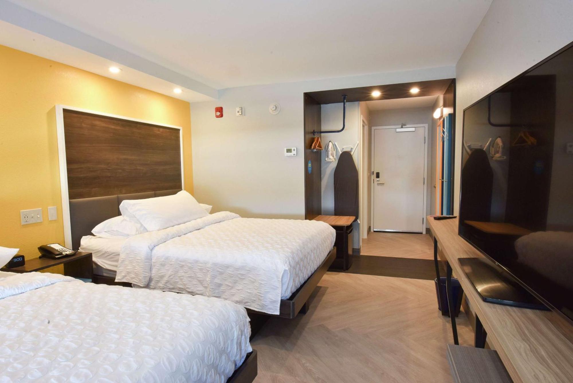 Queen Room with Two Queen Beds - Hearing Access