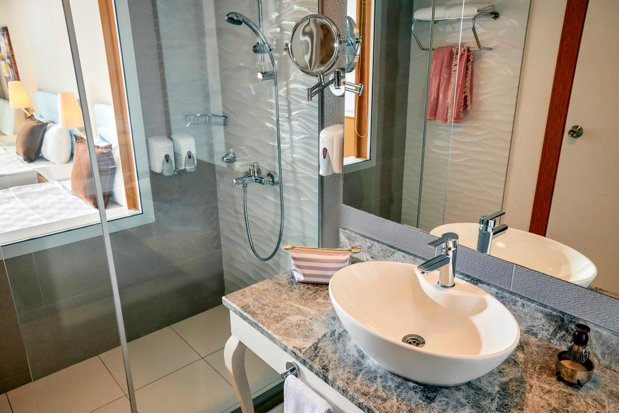 Deluxe Double or Twin Room Pool View