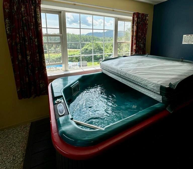 1 King Bed Sofa Bed Fireplace Hot-Tub