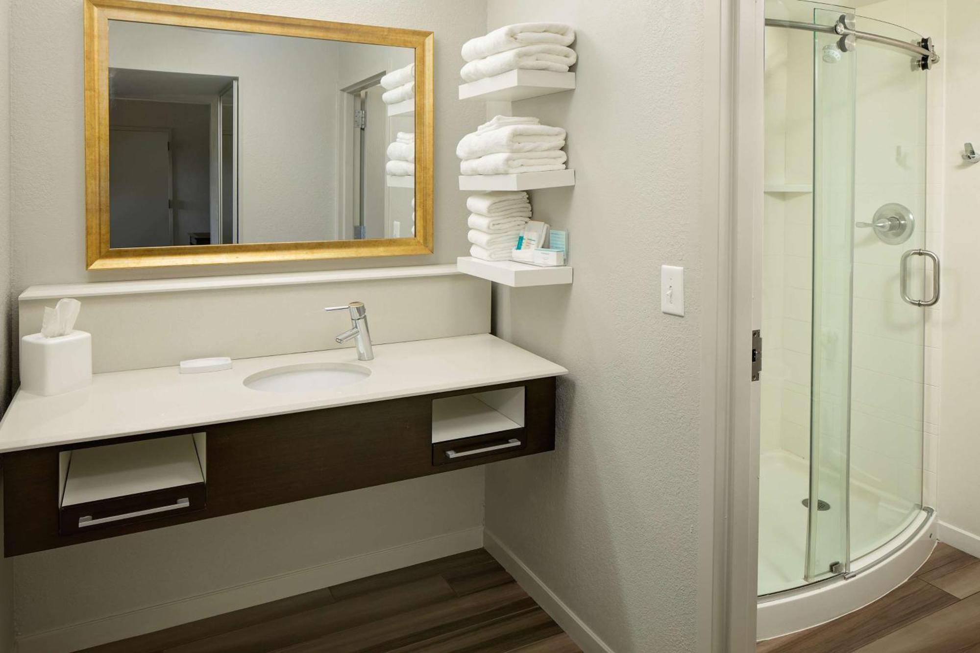 One-Bedroom Queen Suite Two Queen Beds Non-Smoking
