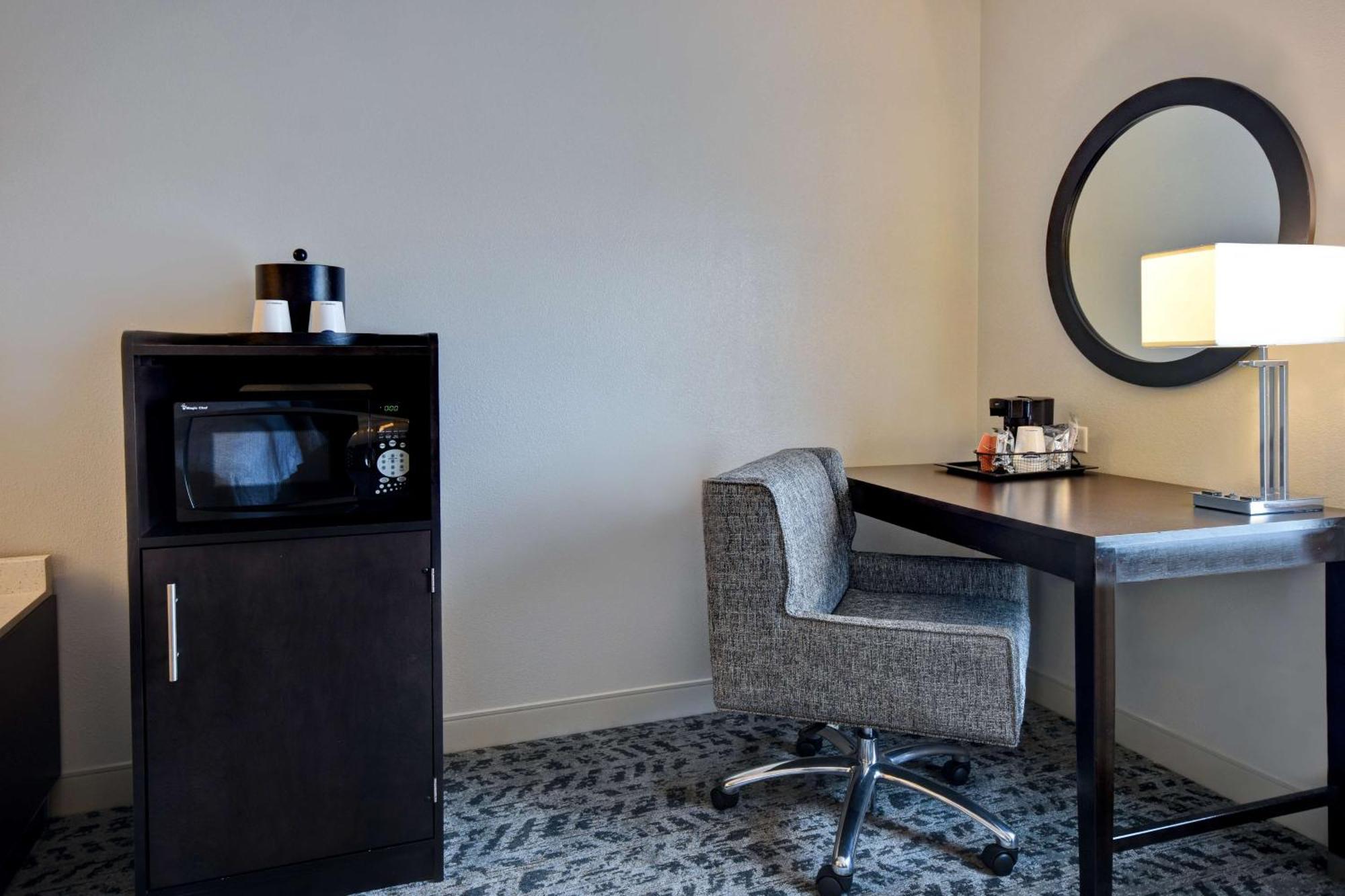 King Room Hearing Access or Non-Smoking