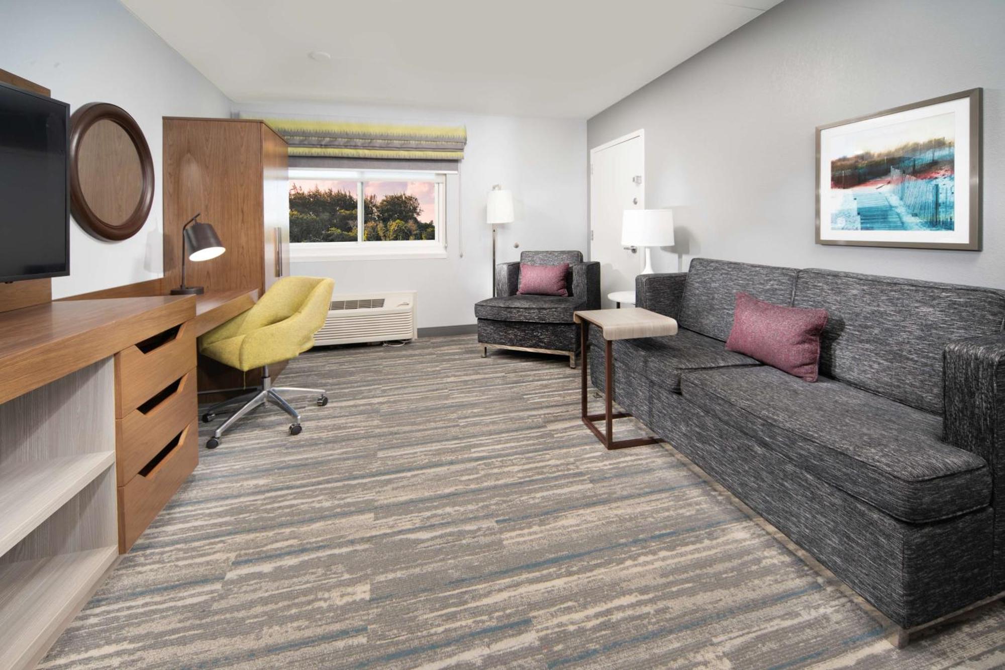 One-Bedroom King Suite - Non-Smoking