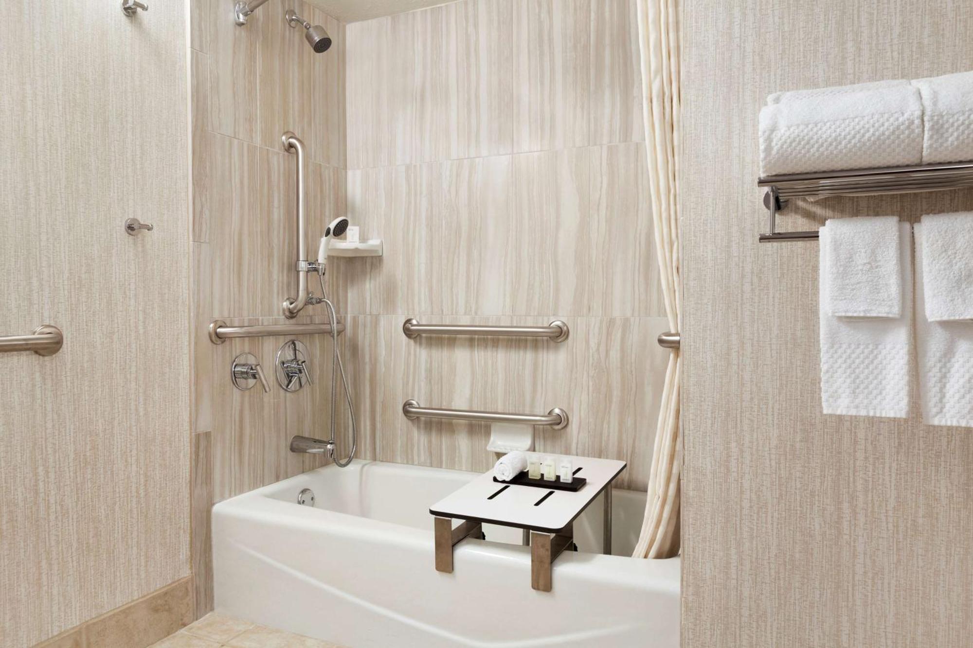 Queen Suite with Bath Tub - Disability/Hearing Access