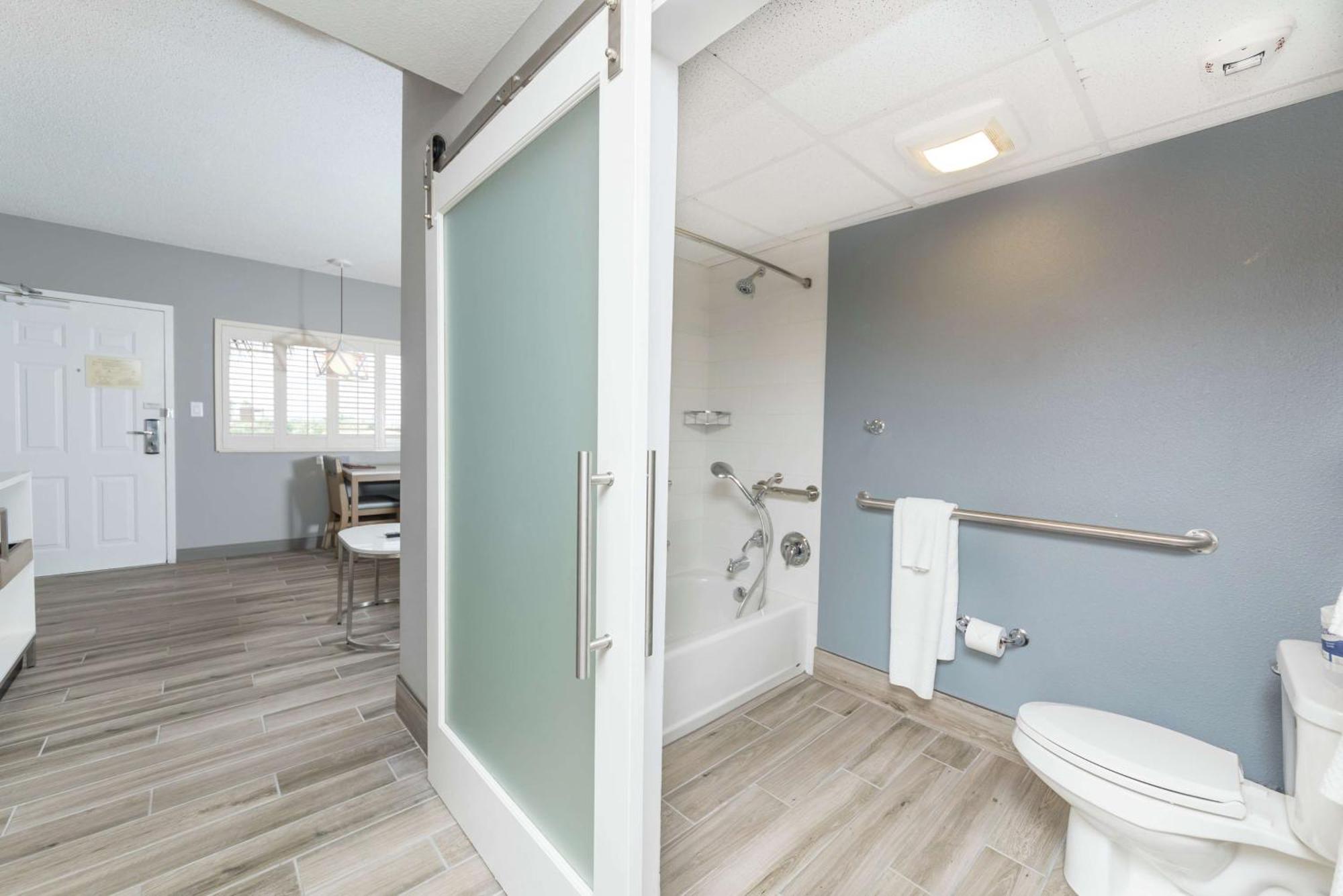 Queen Suite Disability Access Oceanfront View