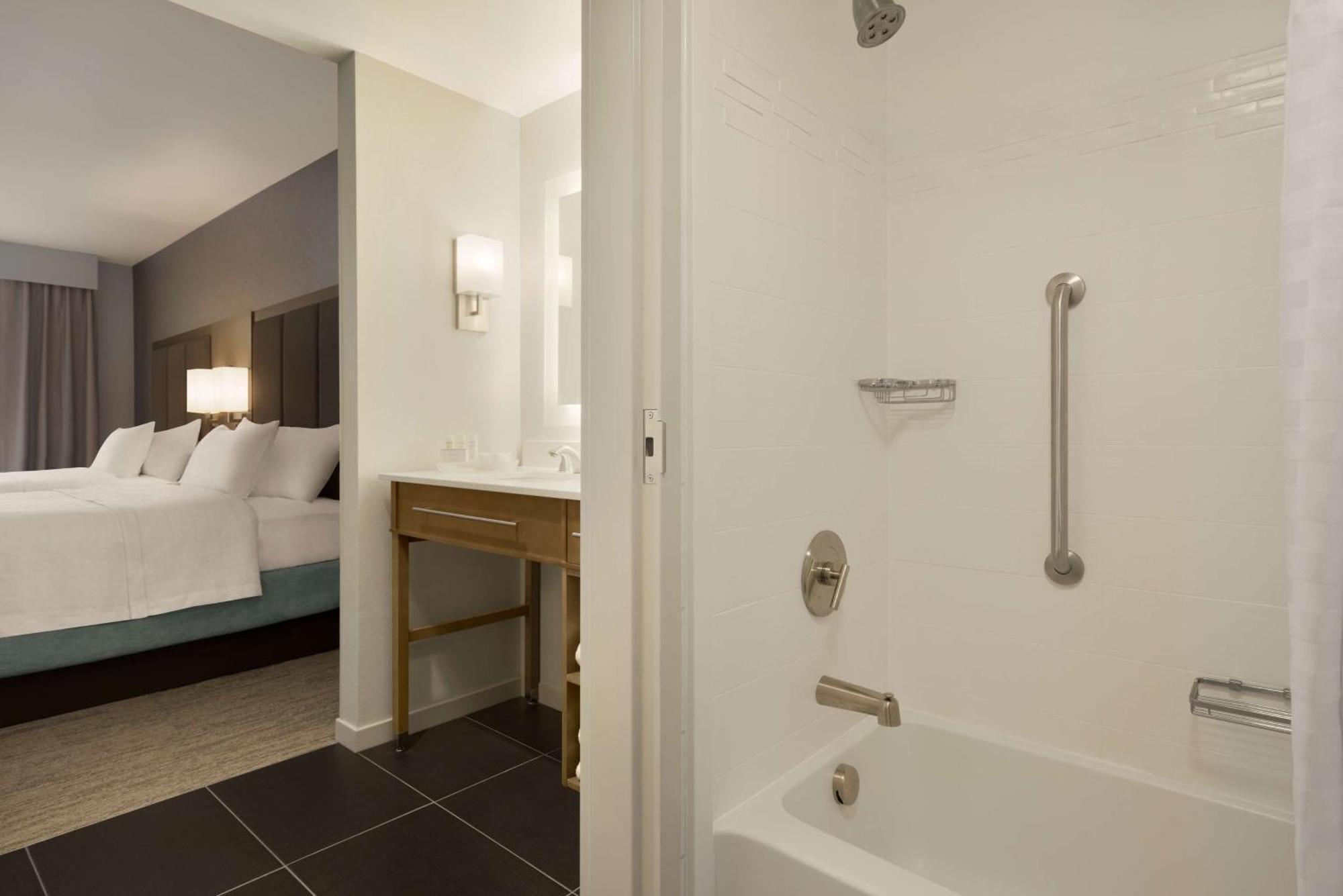 One-Bedroom Queen Suite Two Queen Beds Non-Smoking